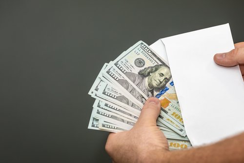 De l'argent dans une enveloppe. | Photo : Shutterstock