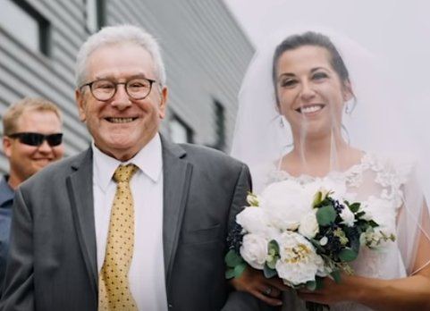 Jim Stamp avec la mariée, sa fille Gina. | YouTube/GMA