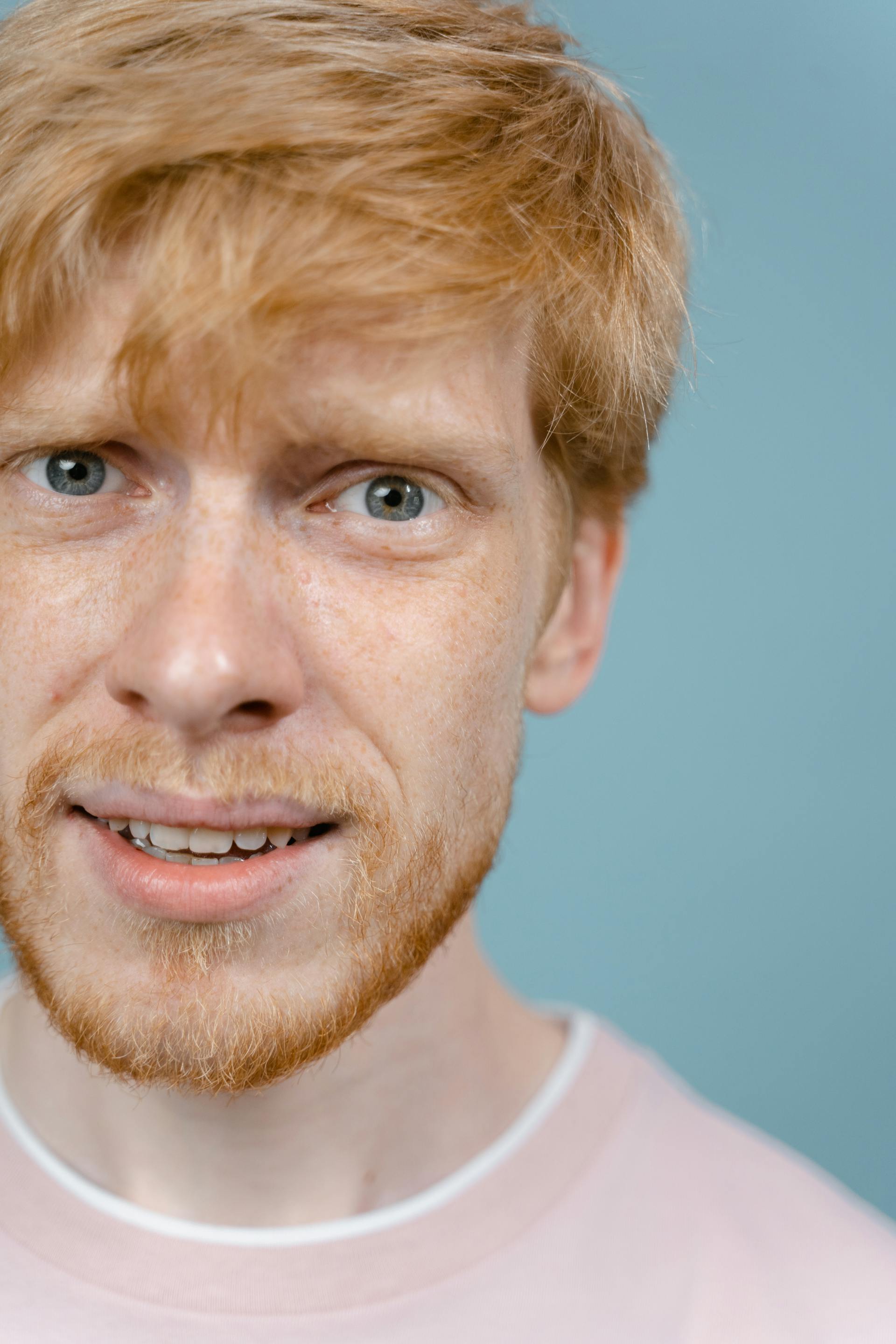 Un homme à l'air confus | Source : Pexels