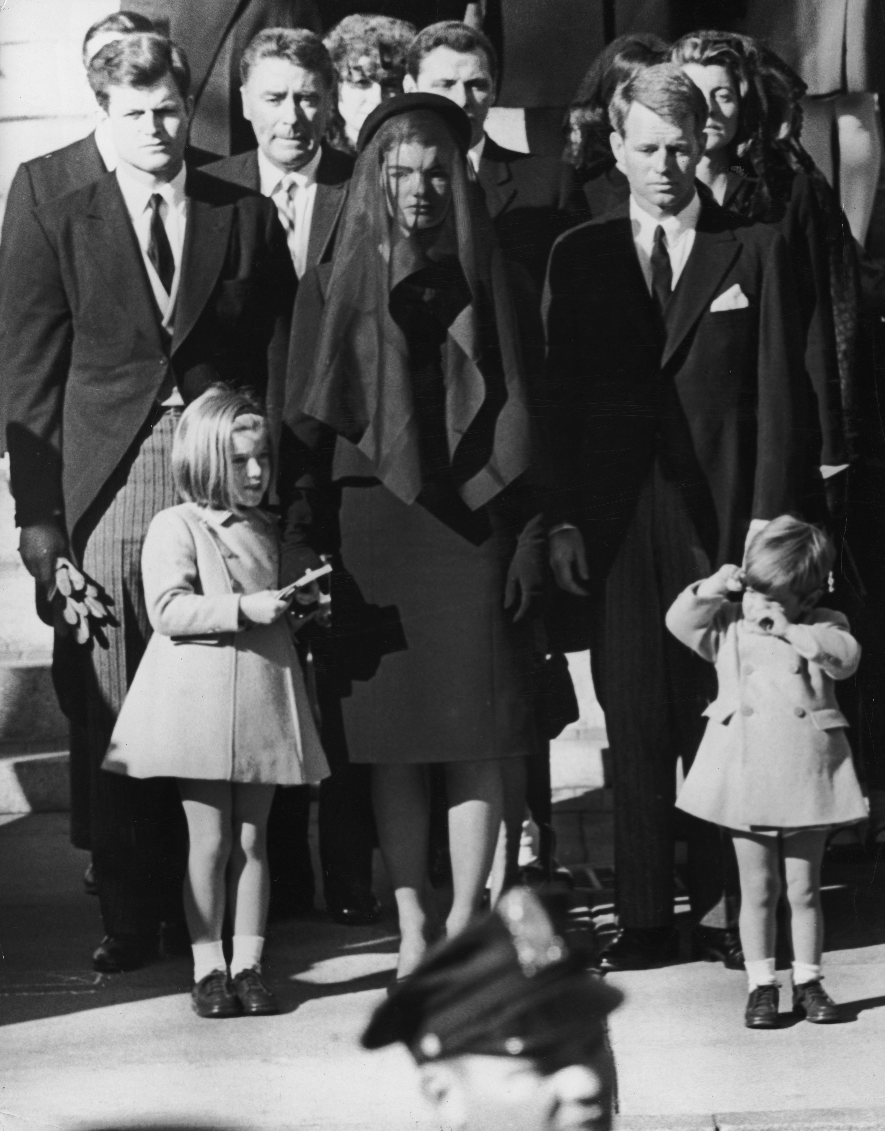 Jacqueline Kennedy avec ses enfants, Caroline et John Jr, et ses beaux-frères, le sénateur Edward "Ted" Kennedy et le procureur général Robert Kennedy, quittant la cathédrale St. Matthew pour les funérailles du président américain John F. Kennedy, le 24 novembre 1963. | Source : Getty Images