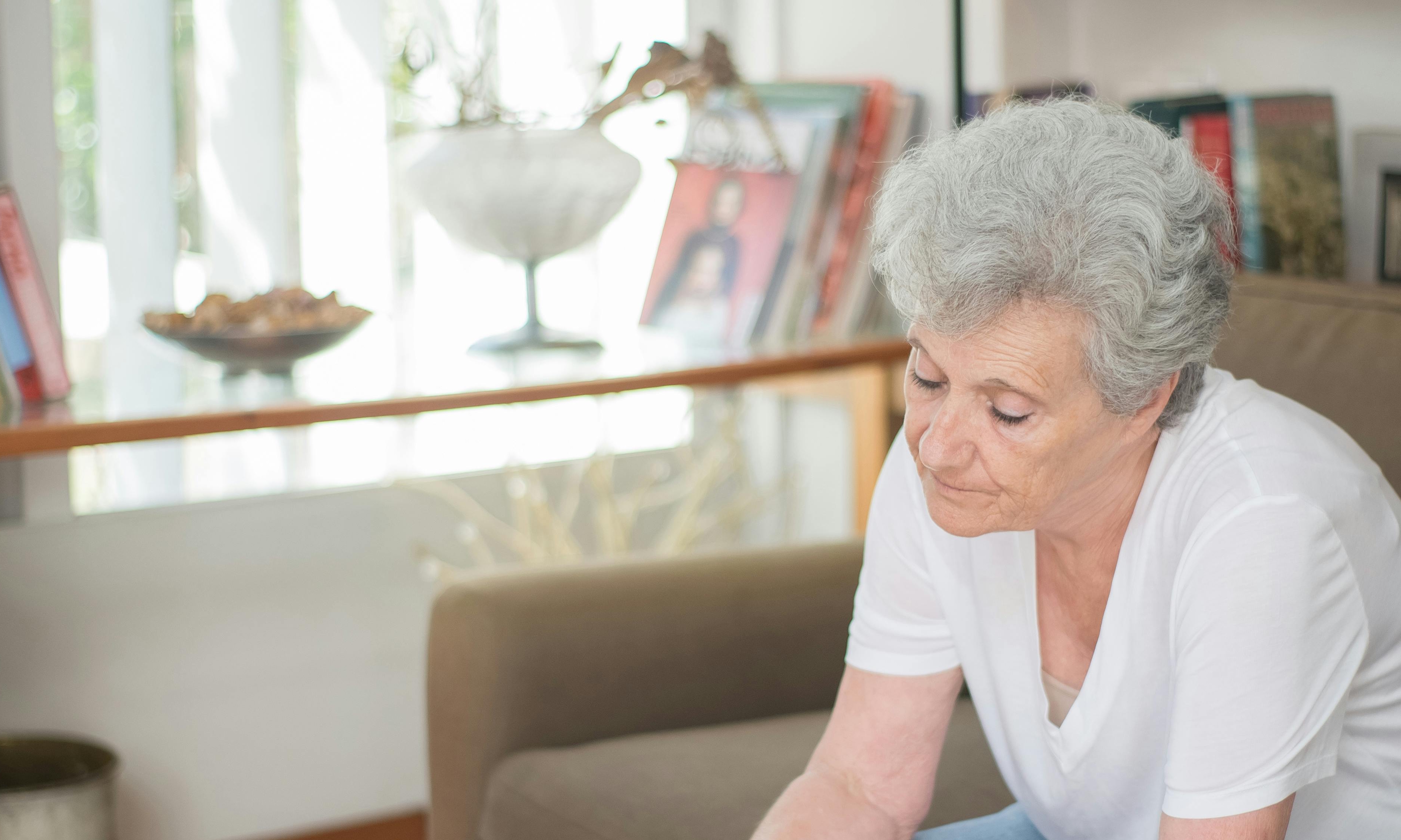 Une femme âgée qui regarde vers le bas d'un air pensif | Source : Pexels