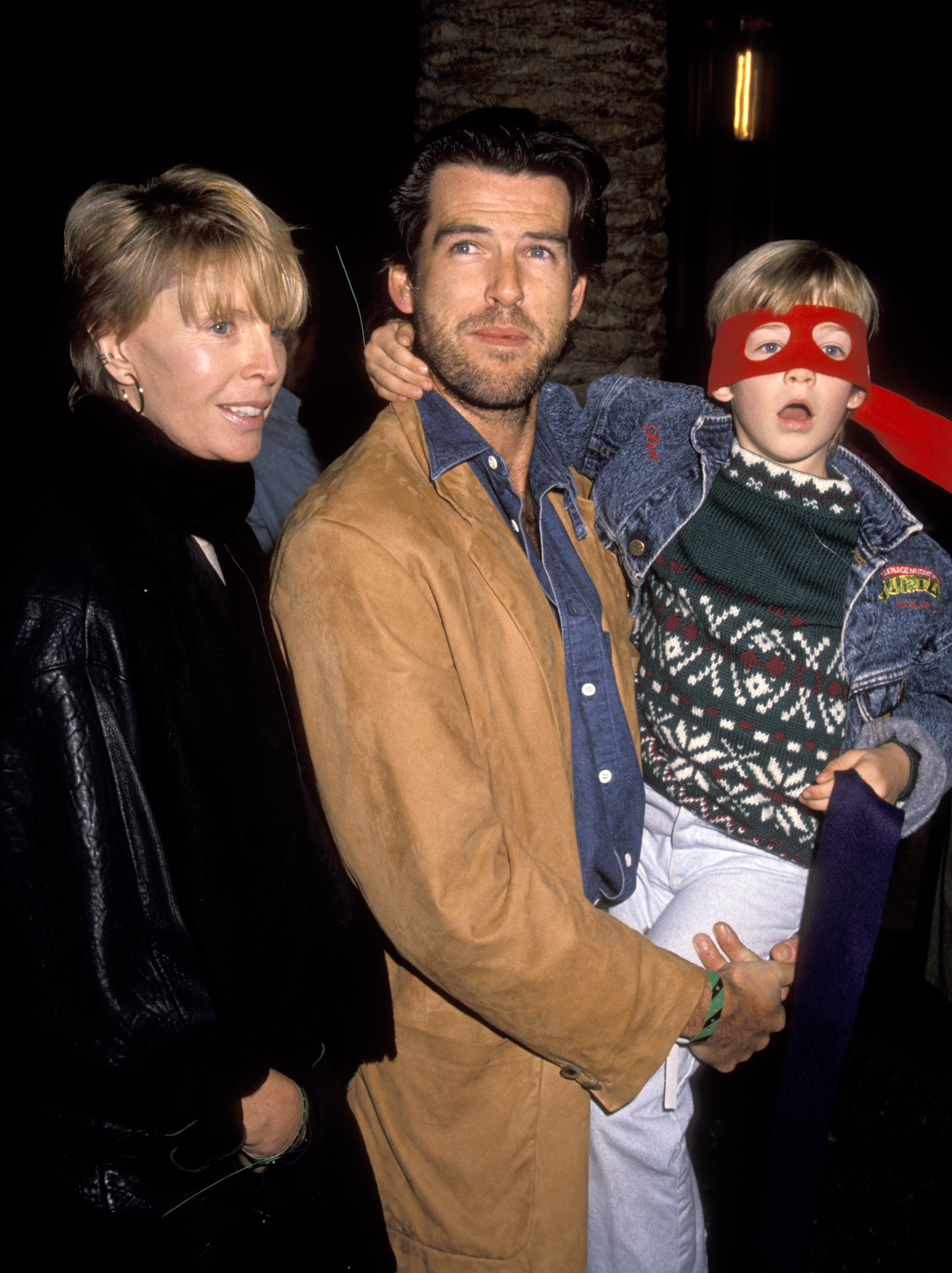 Cassandra Harris, Pierce et Sean Brosnan à la première de "Les Tortues Ninja" en 1990 | Source : Getty Images