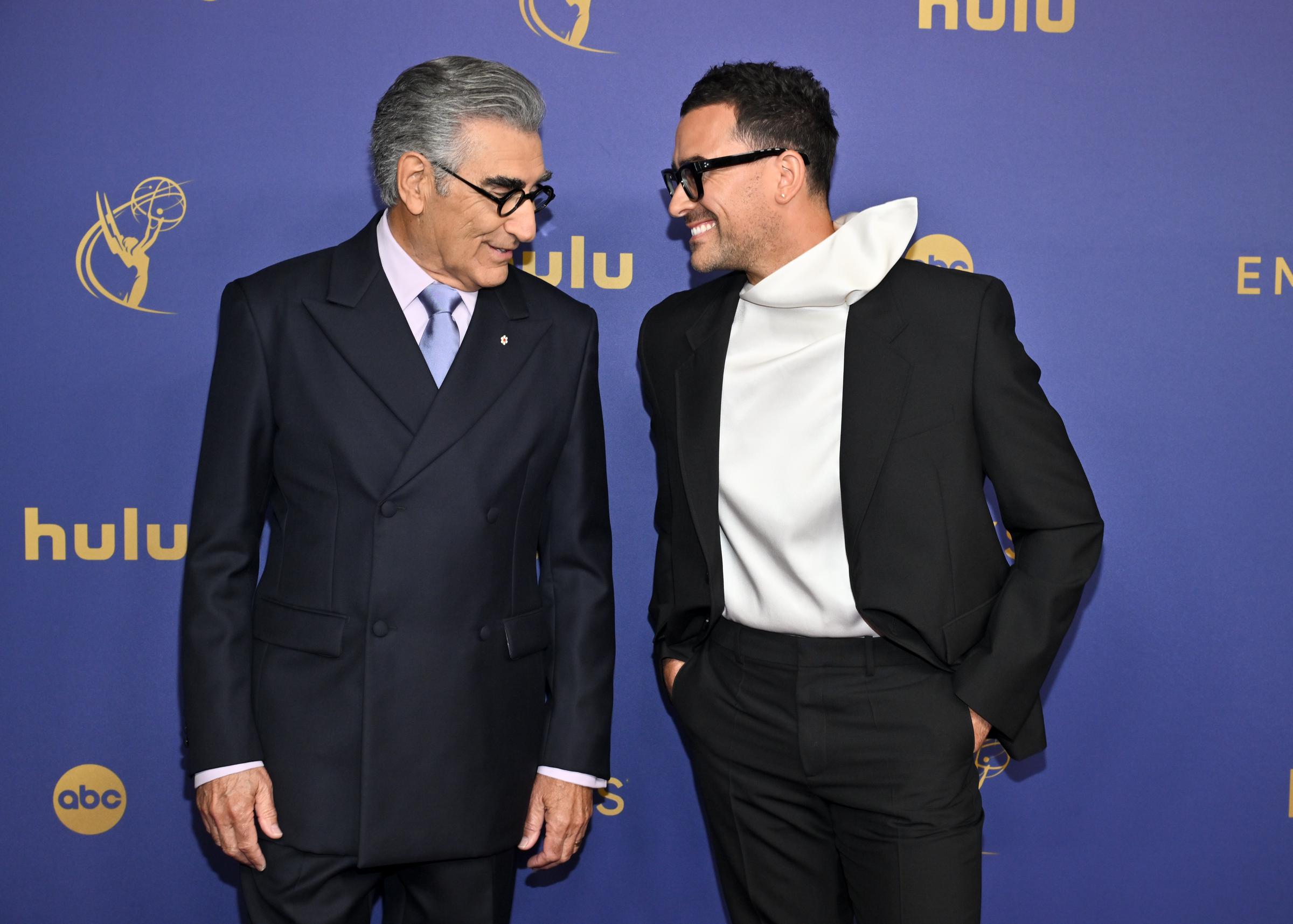 Eugene et Daniel Levy lors de la 76e cérémonie des Primetime Emmy Awards, le 15 septembre 2024, à Los Angeles, en Californie. | Source : Getty Images