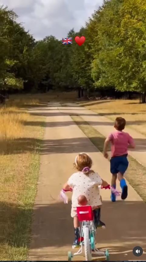 Archie file en avant tandis que Lilibet le suit à vélo, offrant aux internautes un aperçu particulièrement attendrissant de ces deux enfants profitant de la campagne. Cette scène pleine de joie n'est qu'un extrait d'une vidéo qui montre aussi une partie de pêche, des moments en famille et un feu de camp chaleureux, avant que l'attention ne se porte sur un détail surprenant dans la voix d'Archie. | Source : Instagram/meghan