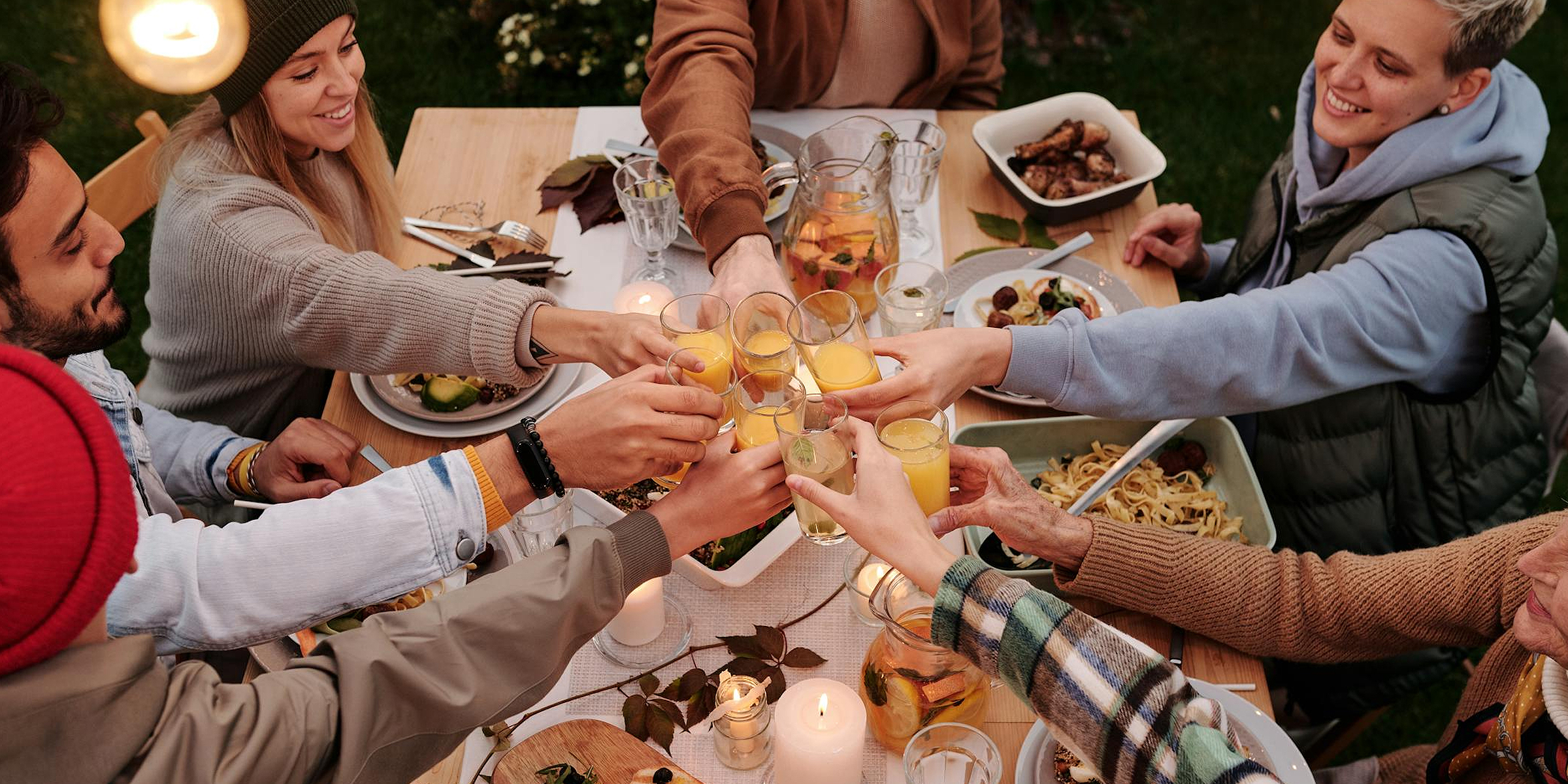 Famille portant un toast de Thanksgiving | Source : Pexels