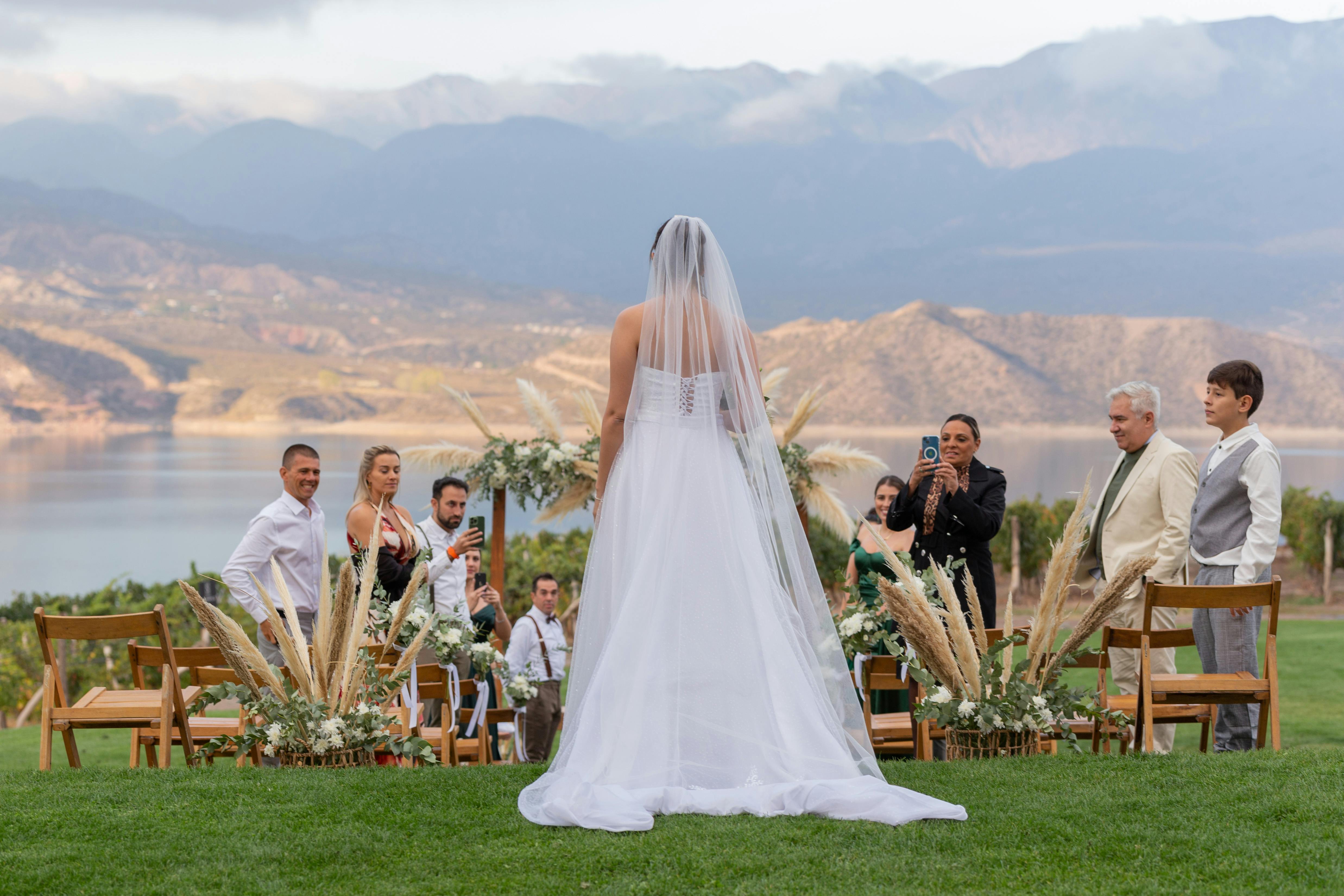 Une vue de dos de la mariée lors de son mariage | Source : Pexels