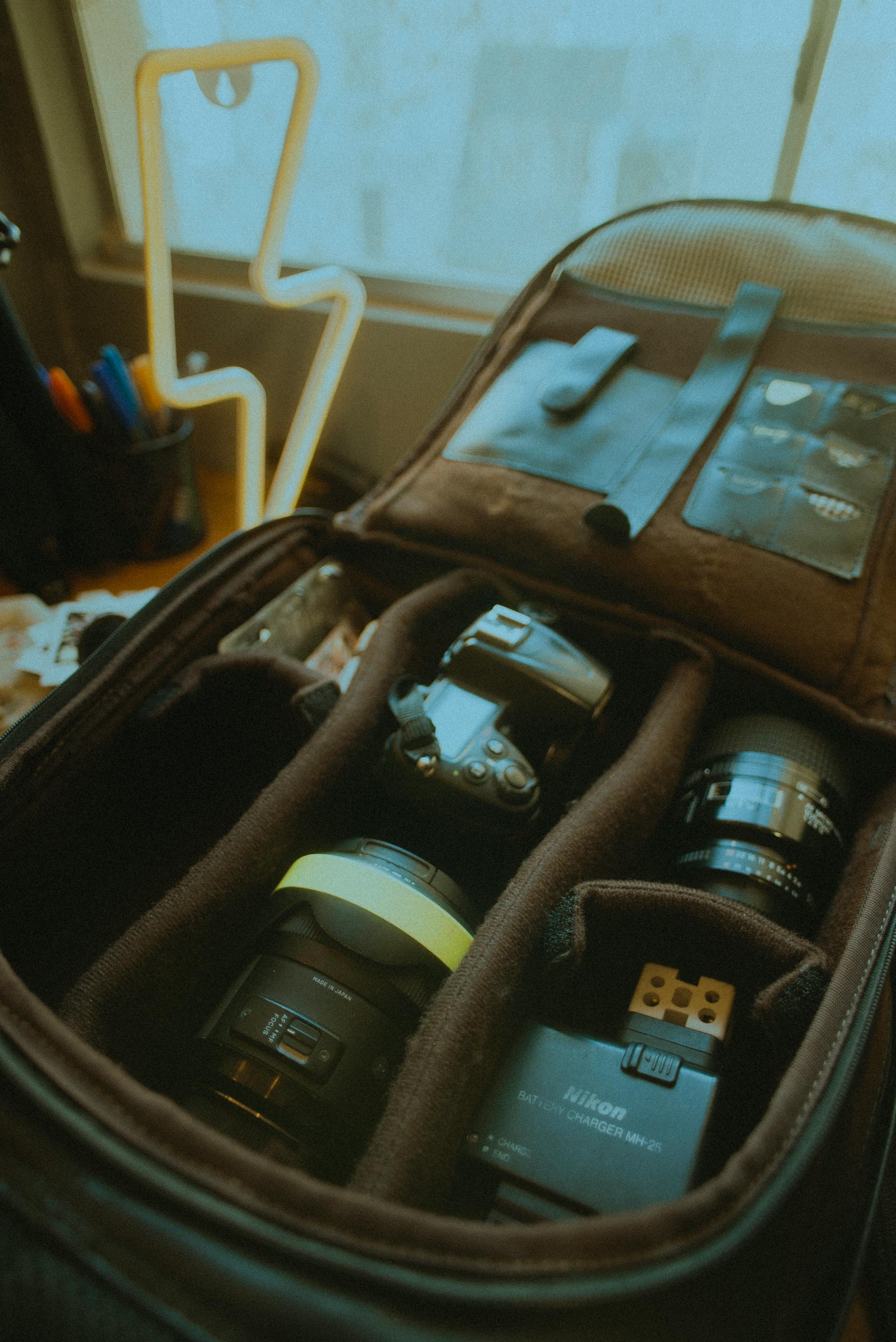 Accessoires d'appareil photo dans un sac | Source : Pexels