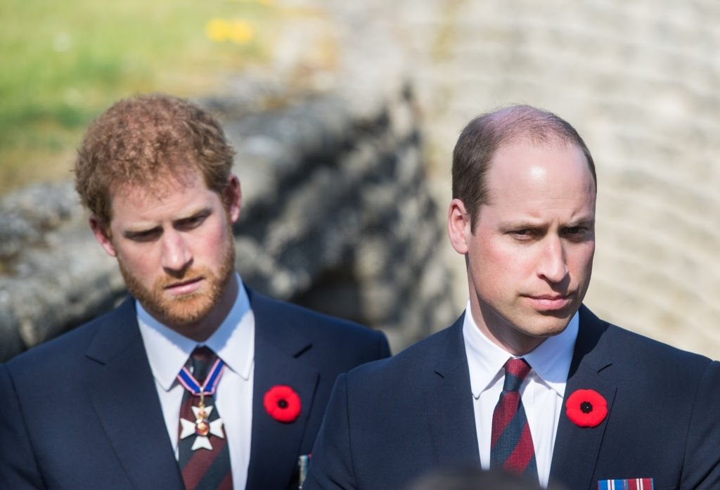 Le prince William et le prince Harry lors des commémorations du 100e anniversaire de la bataille de la crête de Vimy, le 9 avril 2017 à Lille, en France. | Photo : Getty Images