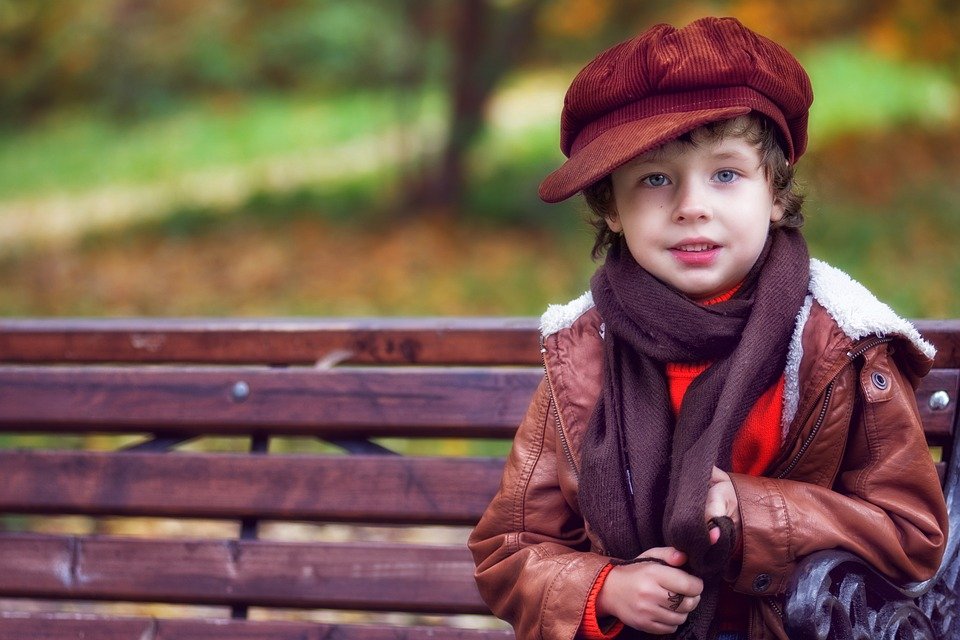 Un garçon près d'un parc |  Photo: Pixabay