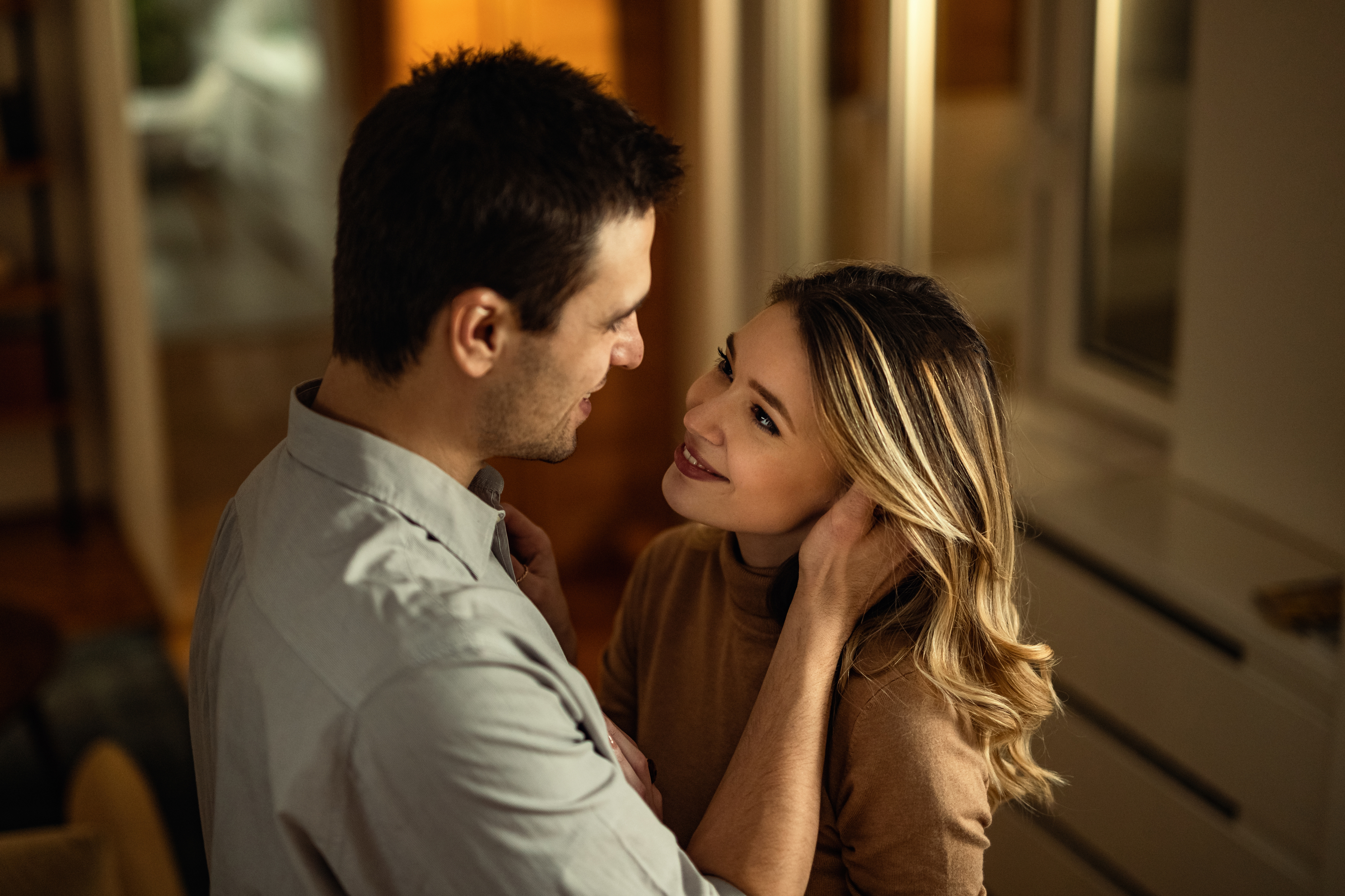Un couple amoureux qui se regarde dans les yeux | Source : Shutterstock