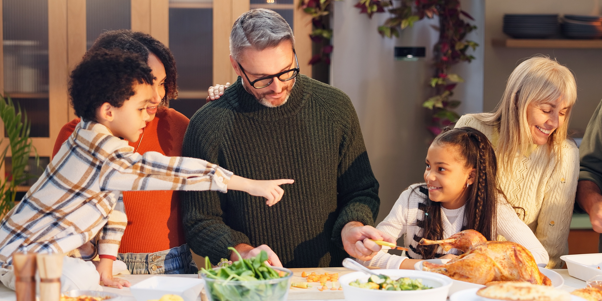 Une famille en train de dîner | Source : Shutterstock