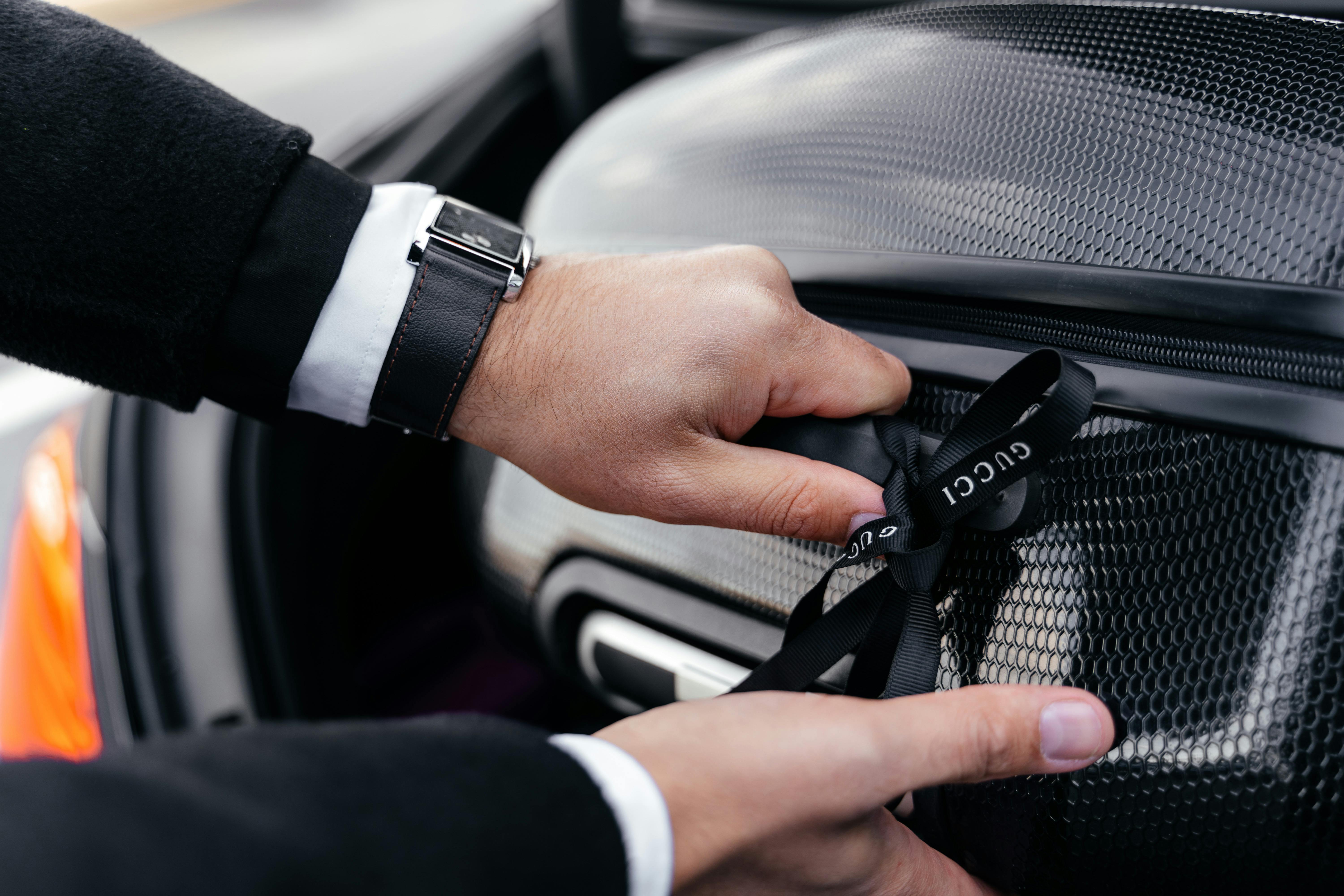 Un homme préparant ses bagages pour un voyage | Source : Pexels