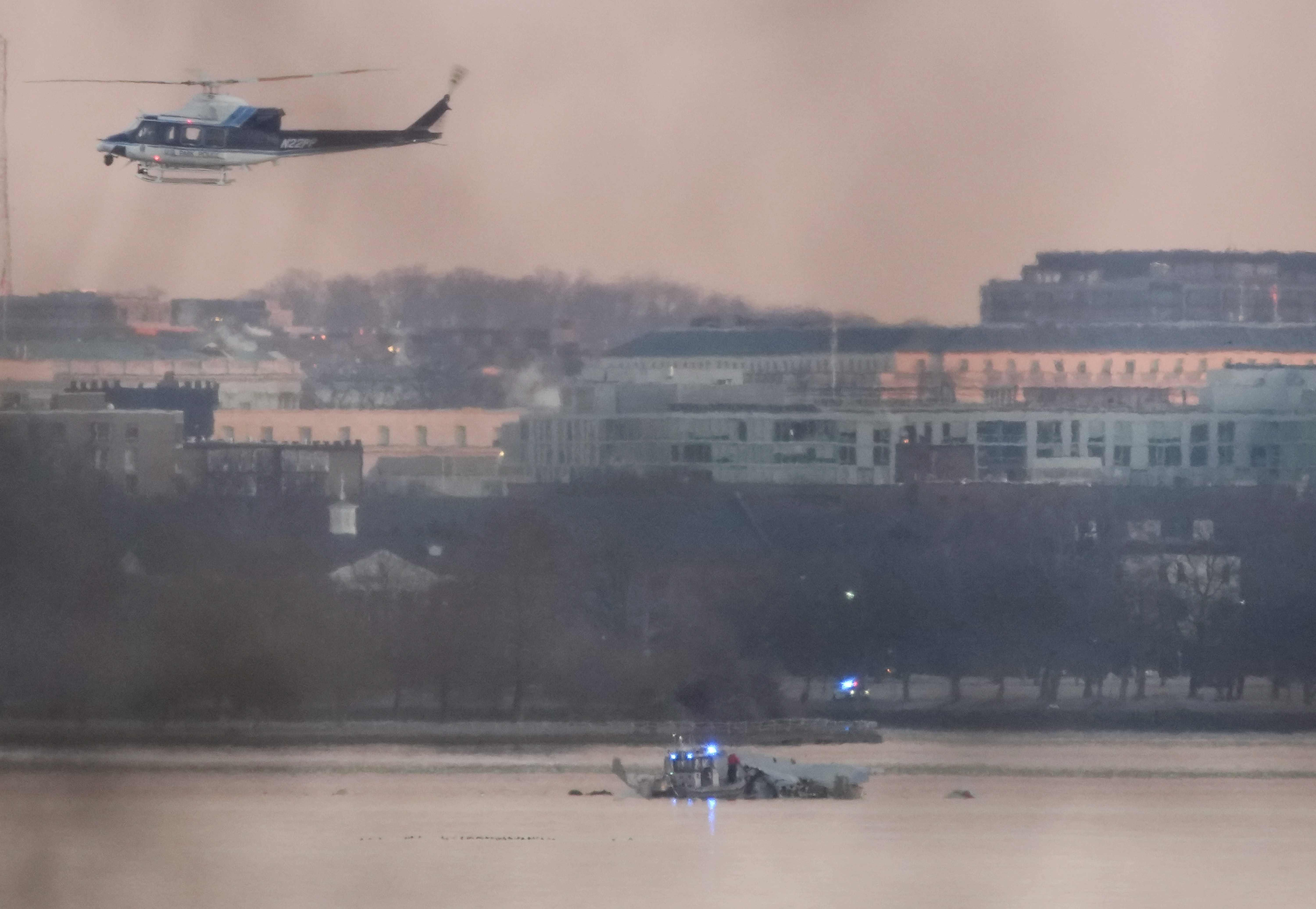 Un hélicoptère survole le site du crash de l'avion à Arlington, en Virginie, le 30 janvier 2025. | Source : Getty Images