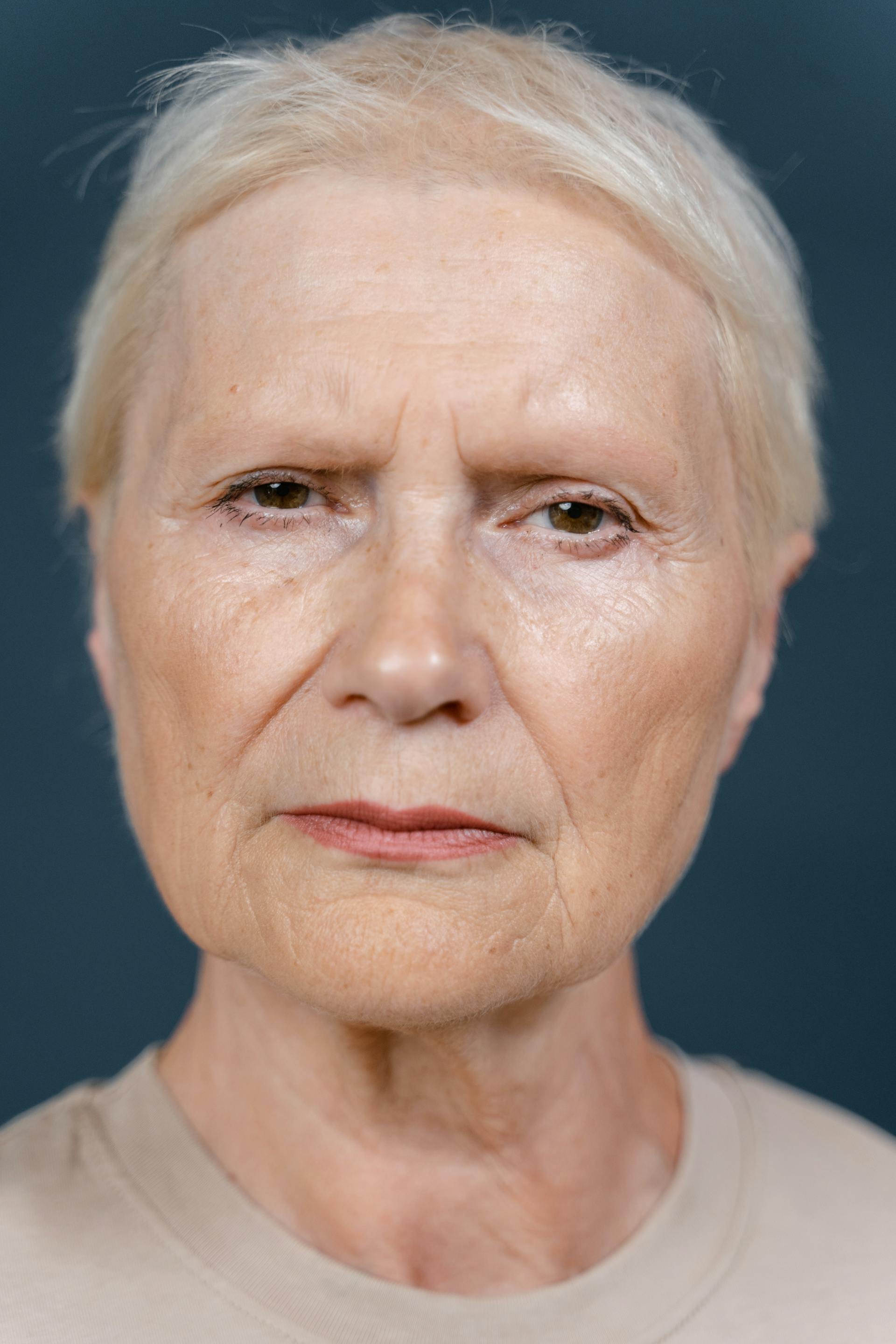 Une femme à l'air sévère | Source : Pexels