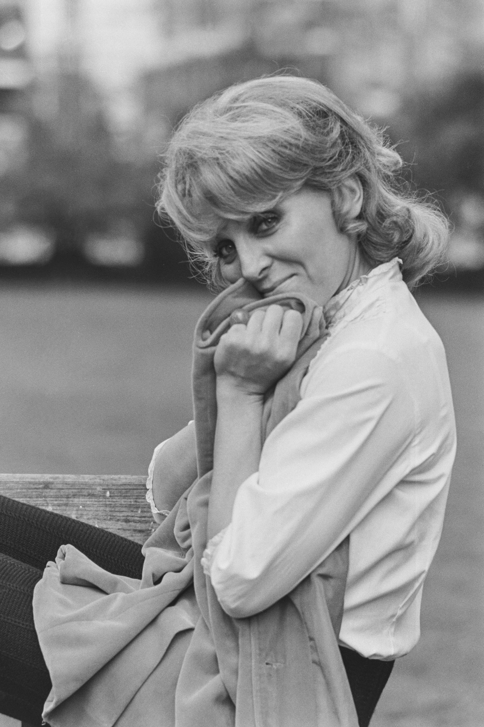Nicole Croisille dans un jardin public à Paris le 11 mai 1968 I Source : Getty Images