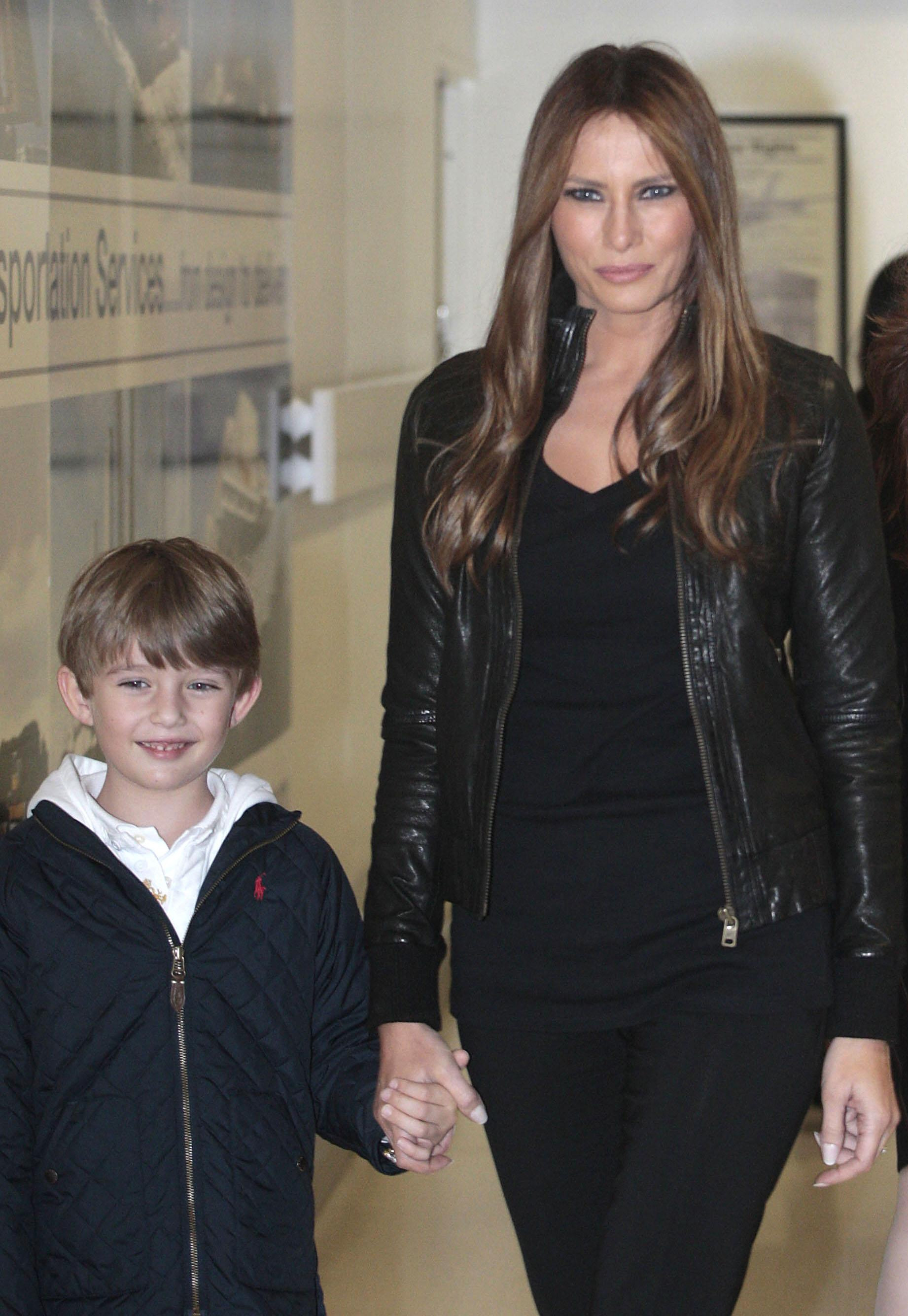 Melania et Barron Trump à l'aéroport d'Aberdeen, le 21 juin 2011. | Source : Getty Images