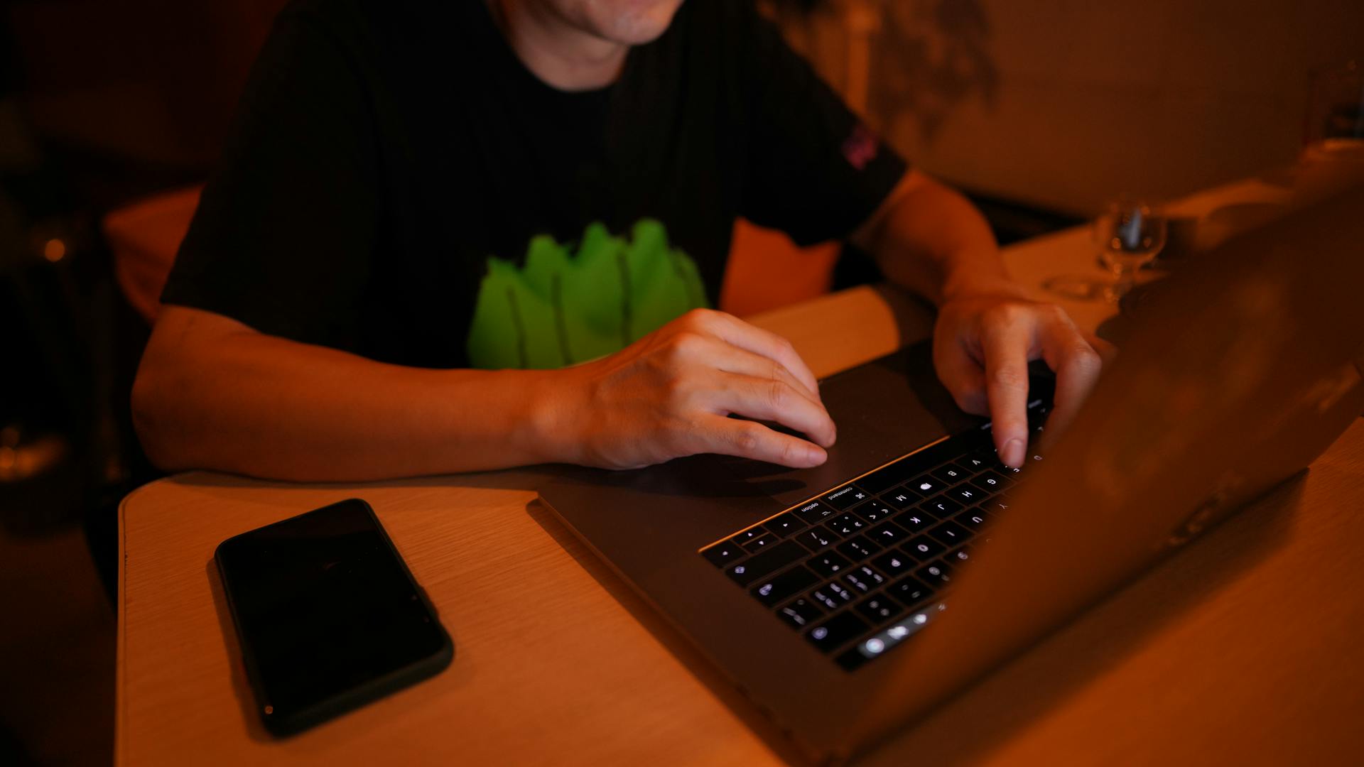 Un homme assis avec son ordinateur portable | Source : Pexels