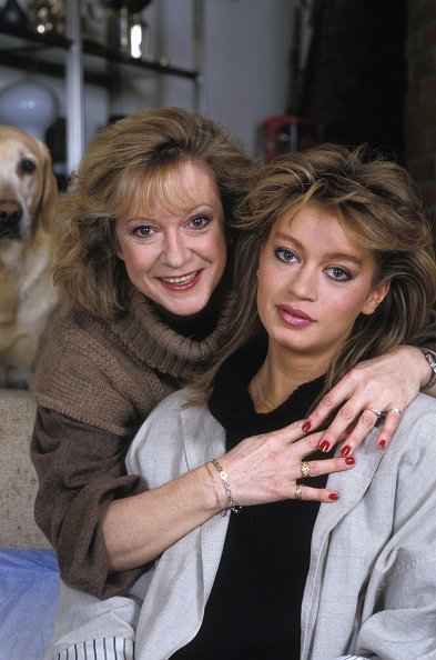 Alice Dona et sa fille Raphaëlle Ricci chez elle en avril 1989 à Paris, France. | Photo : Getty Images