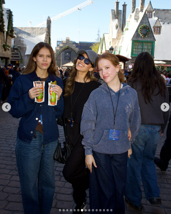 Jessica Alba et ses deux filles visitent Universal Studios Hollywood, tel que posté le 3 janvier 2025 | Source : Instagram.com/jessicaalba