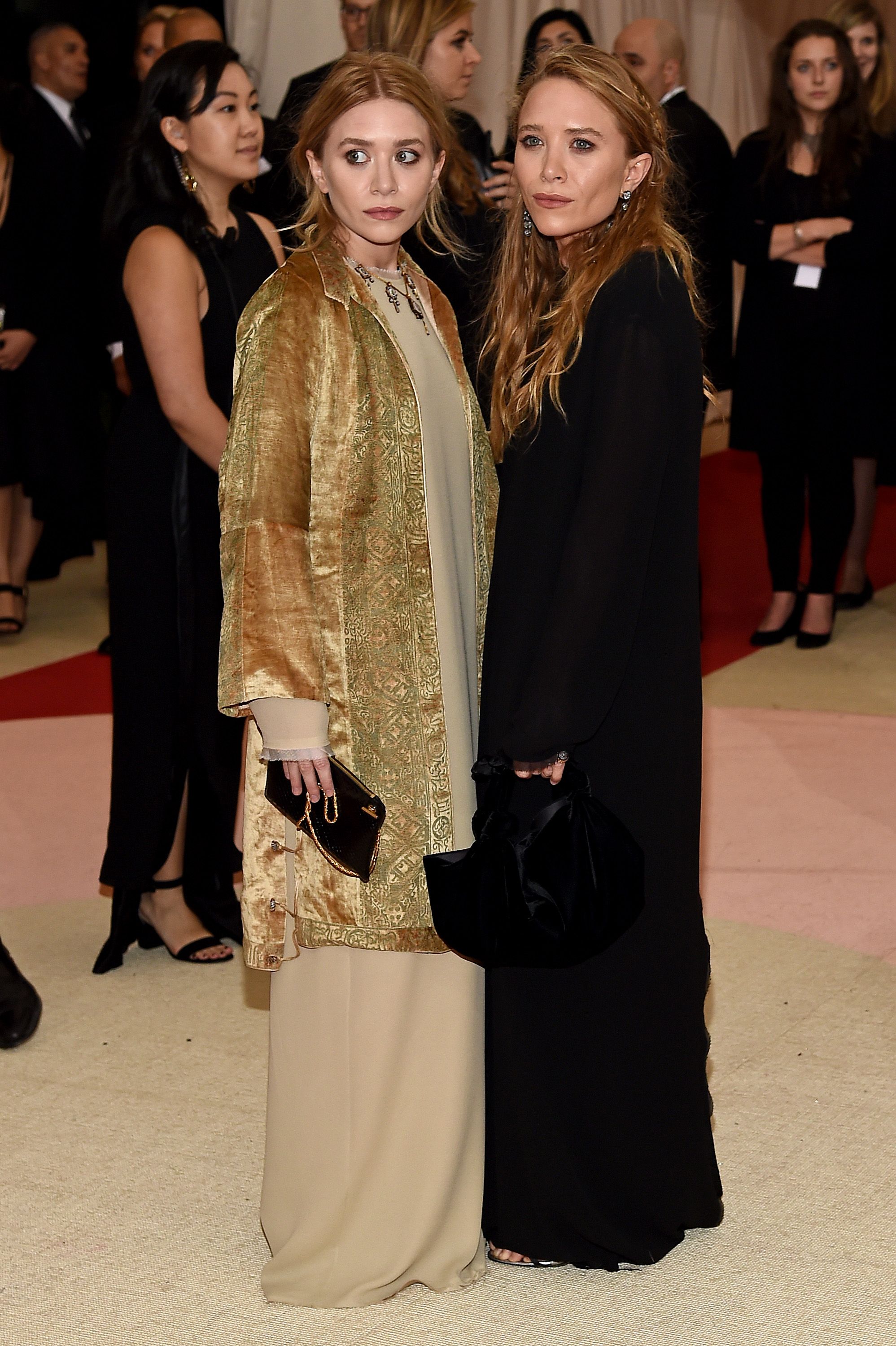 Mary-Kate et Ashley Olsen à la soirée de bienfaisance du COSTUME INSTITUTE du Metropolitan Museum of Art célébrant l'ouverture de Manus x Machina : Fashion in an Age of Technology à New York, le 2 mai 2016 | Source : Getty Images