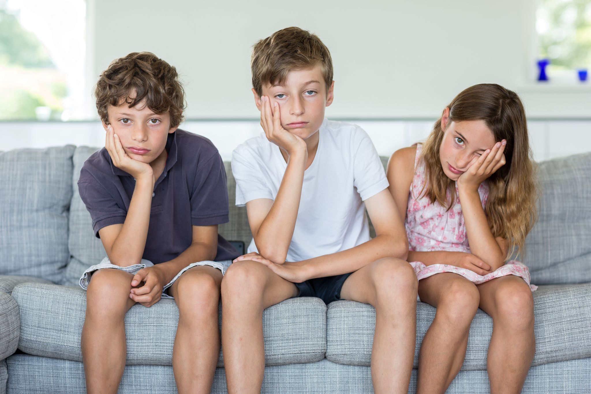 Trois enfants qui ont l'air de s'ennuyer. | Source : Getty Images
