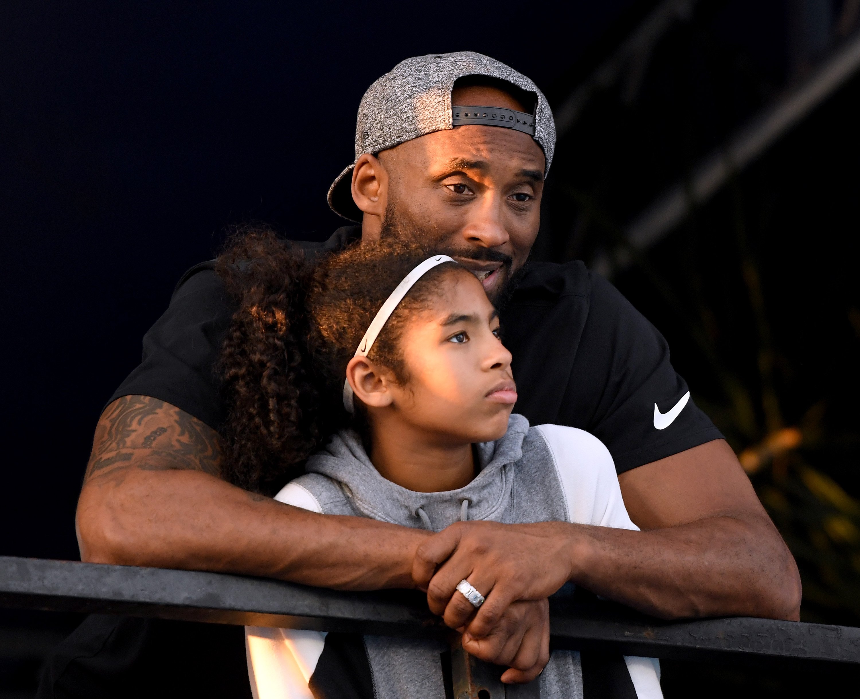 Kobe Bryant et sa fille Gianna Bryant regardent le deuxième jour des championnats nationaux de natation Phillips 66, le 26 juillet 2018 en Californie | Photo : Getty Images