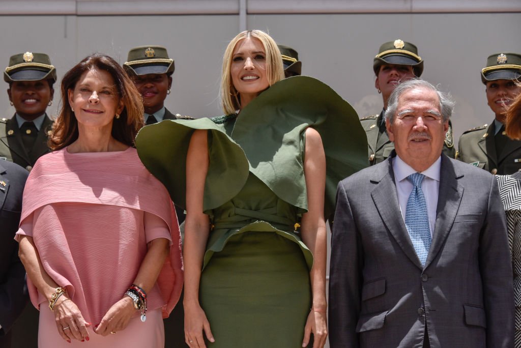 Ivanka Trump pose pour une photo avec la vice-présidente de Colombie Marta Lucia Ramirez et Guillermo Botero. | Source : Getty Images