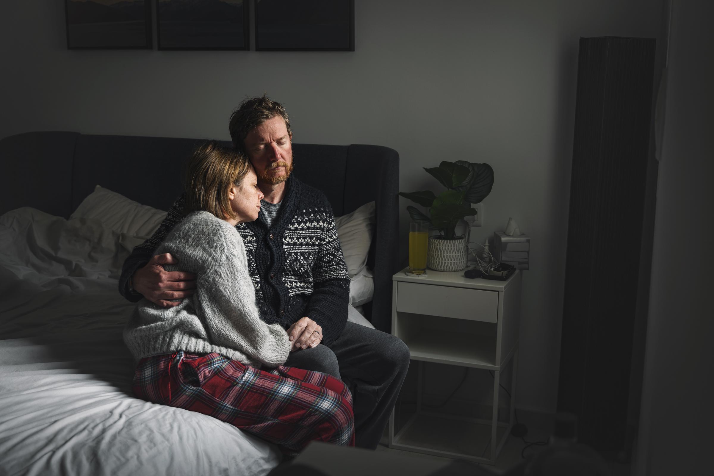 Un homme et une femme se serrent l'un contre l'autre dans leur chambre à coucher | Source : Getty Images