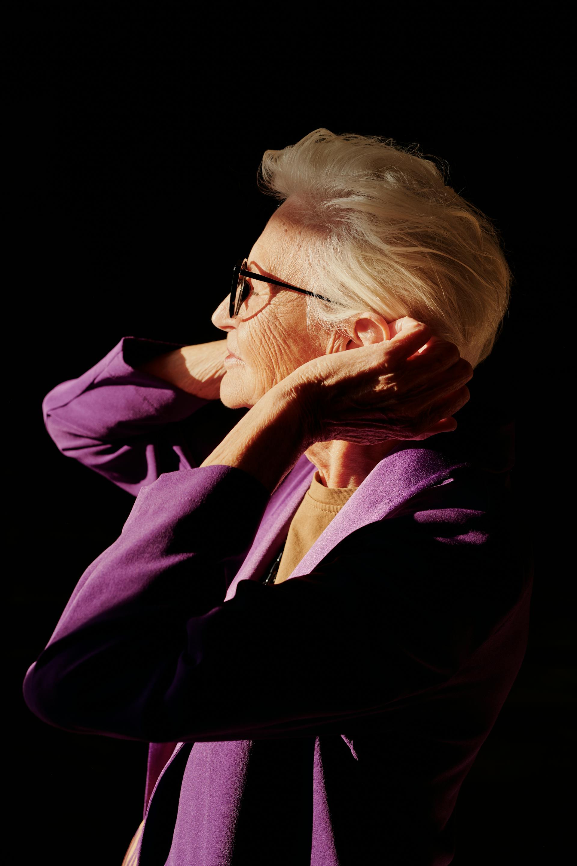 Une femme qui se coiffe | Source : Pexels