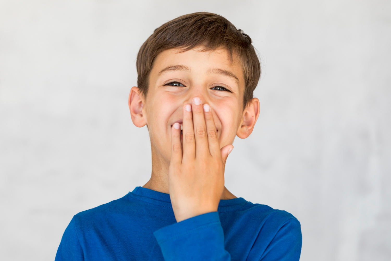 Un garçon excité | Source : Freepik