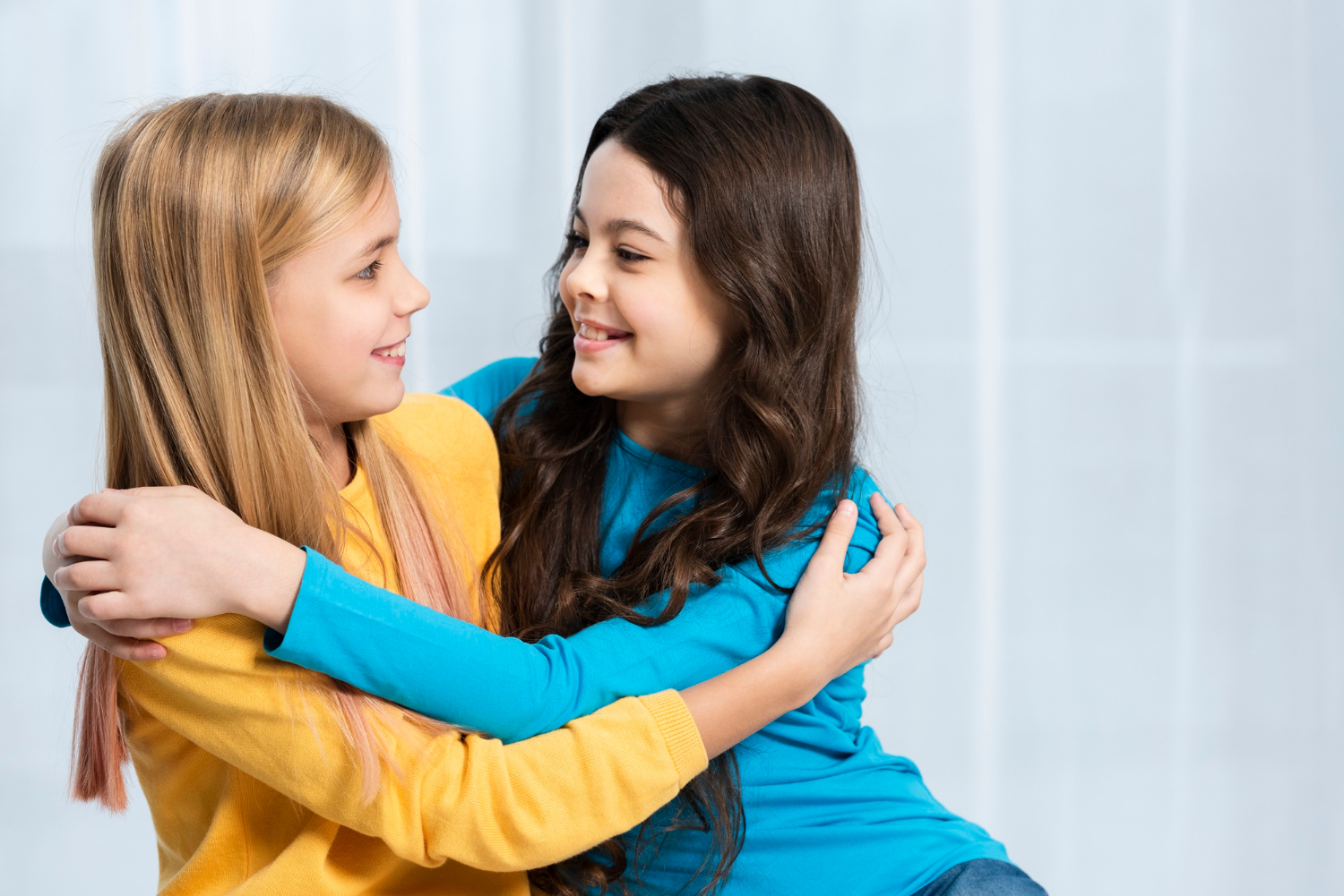 Deux filles qui se font des câlins | Source : Freepik