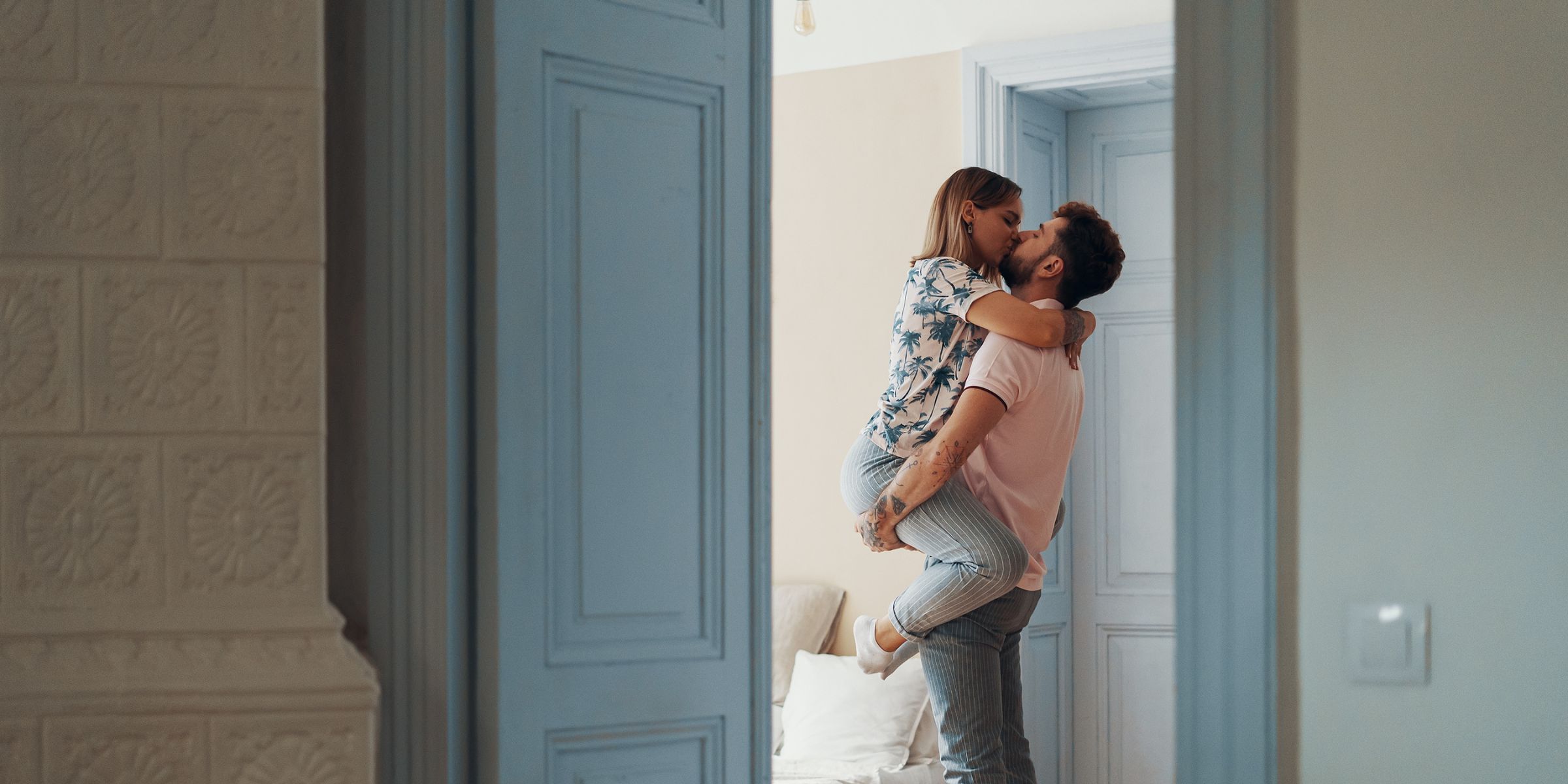 Un couple qui s'embrasse dans une chambre | Source : Shutterstock