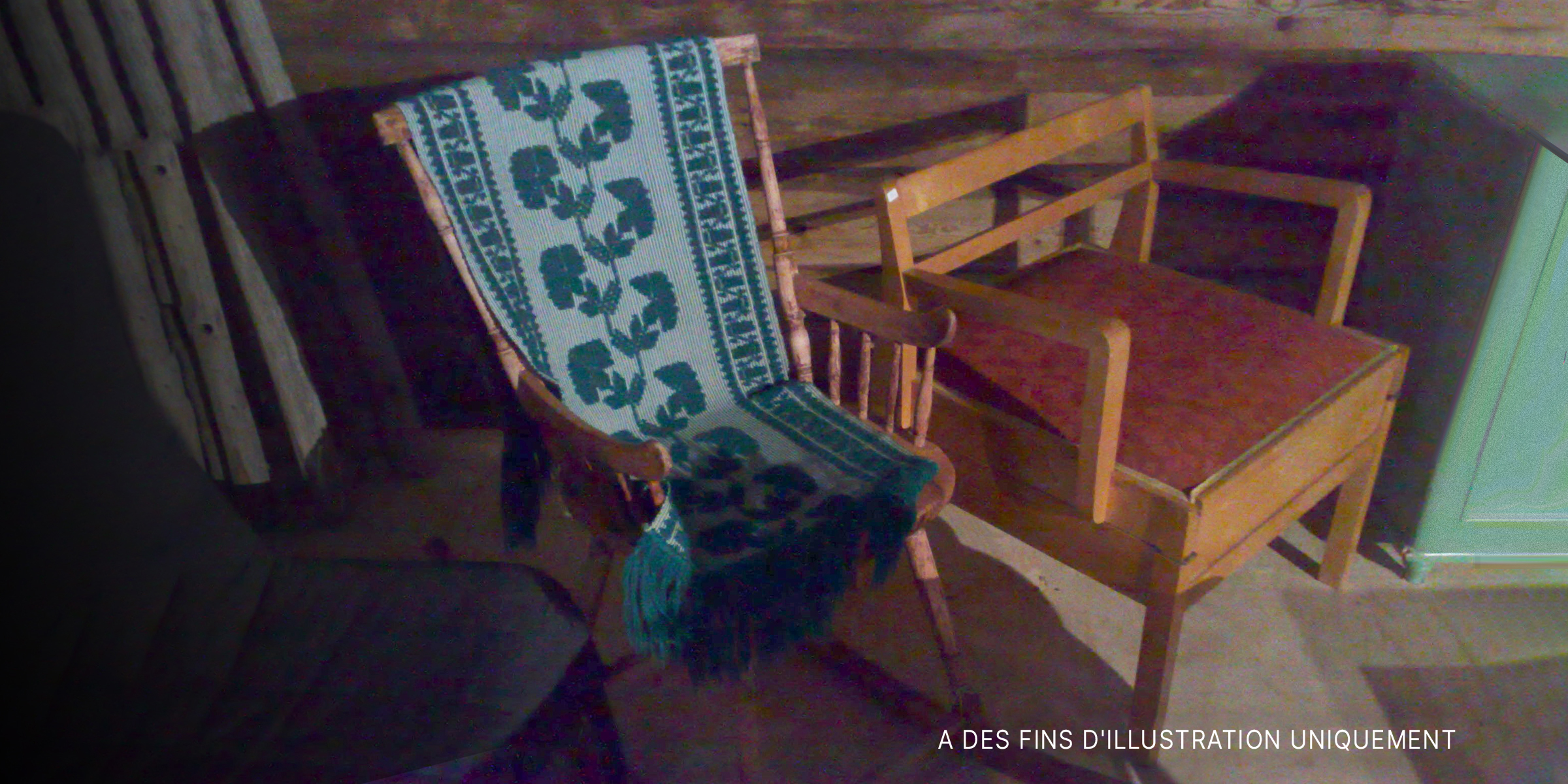 Un vieux fauteuil à bascule placé dans le coin d'un salon | Source : Flickr / xmacex (CC BY-SA 2.0)