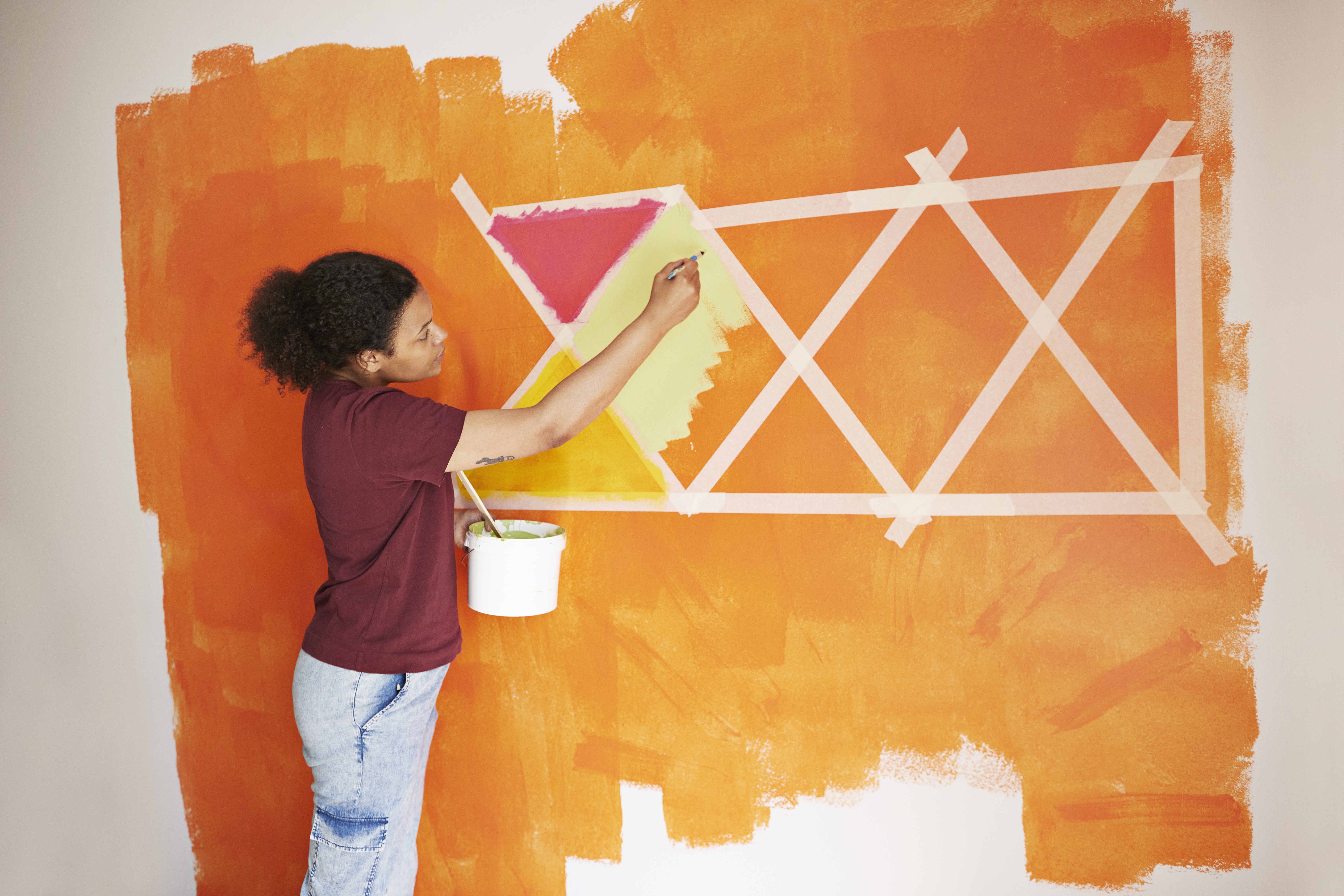 Une femme qui peint sa chambre | Source : Getty Images