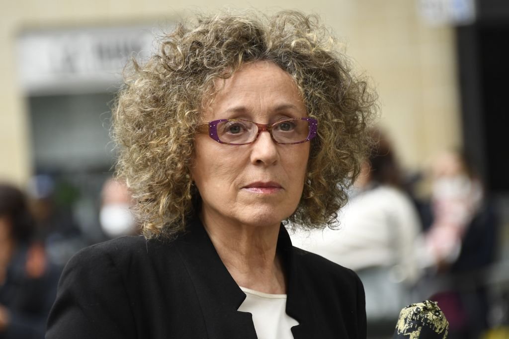 Mireille Dumas arrive à l'église Saint-Germain-des-Pres à Paris le 4 juin 2020 pour assister aux funérailles du défunt humoriste Guy Bedos. - Bedos est décédé à l'âge de 85 ans, a annoncé son fils Nicolas sur les médias sociaux le 28 mai 2020. | Photo : Getty Images