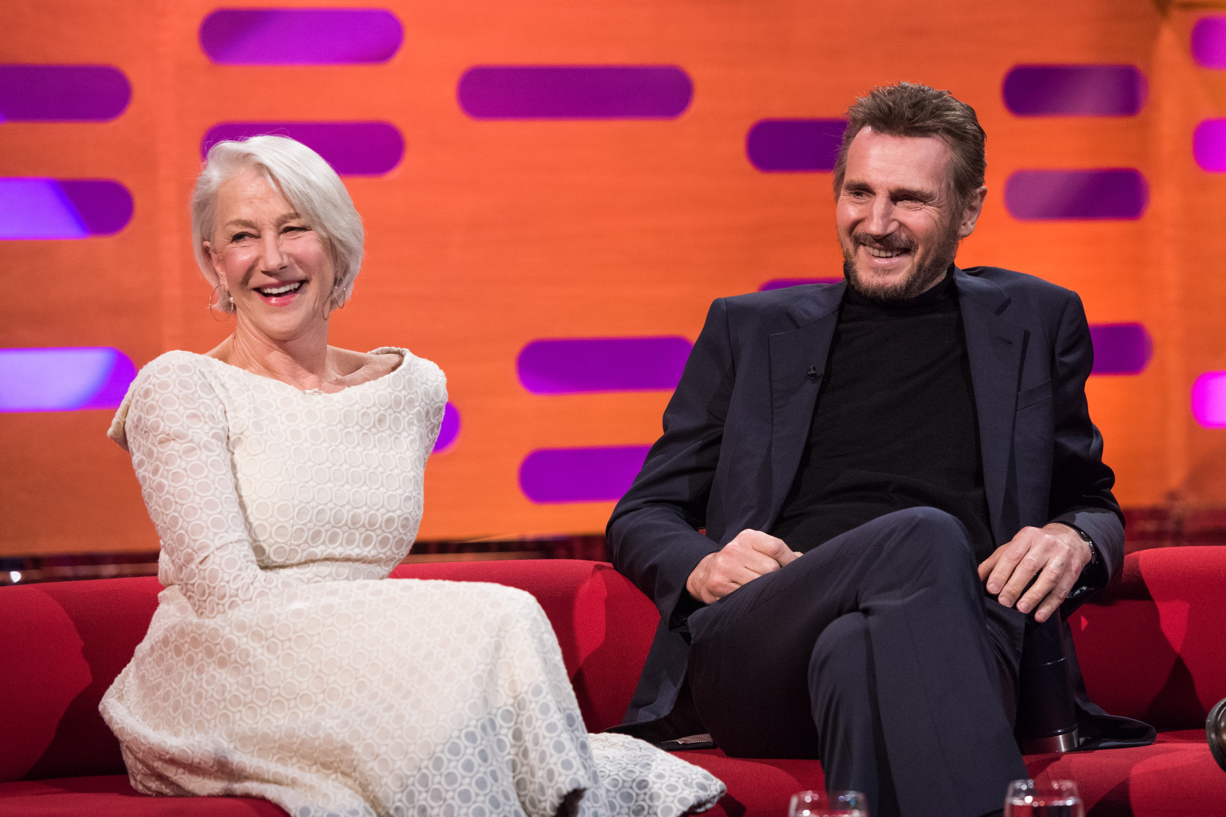 Les stars hollywoodiennes Helen Mirren et Liam Neeson lors d'une apparition au "Graham Norton Show" aux London Studios, au sud de Londres. | Source : Getty Images