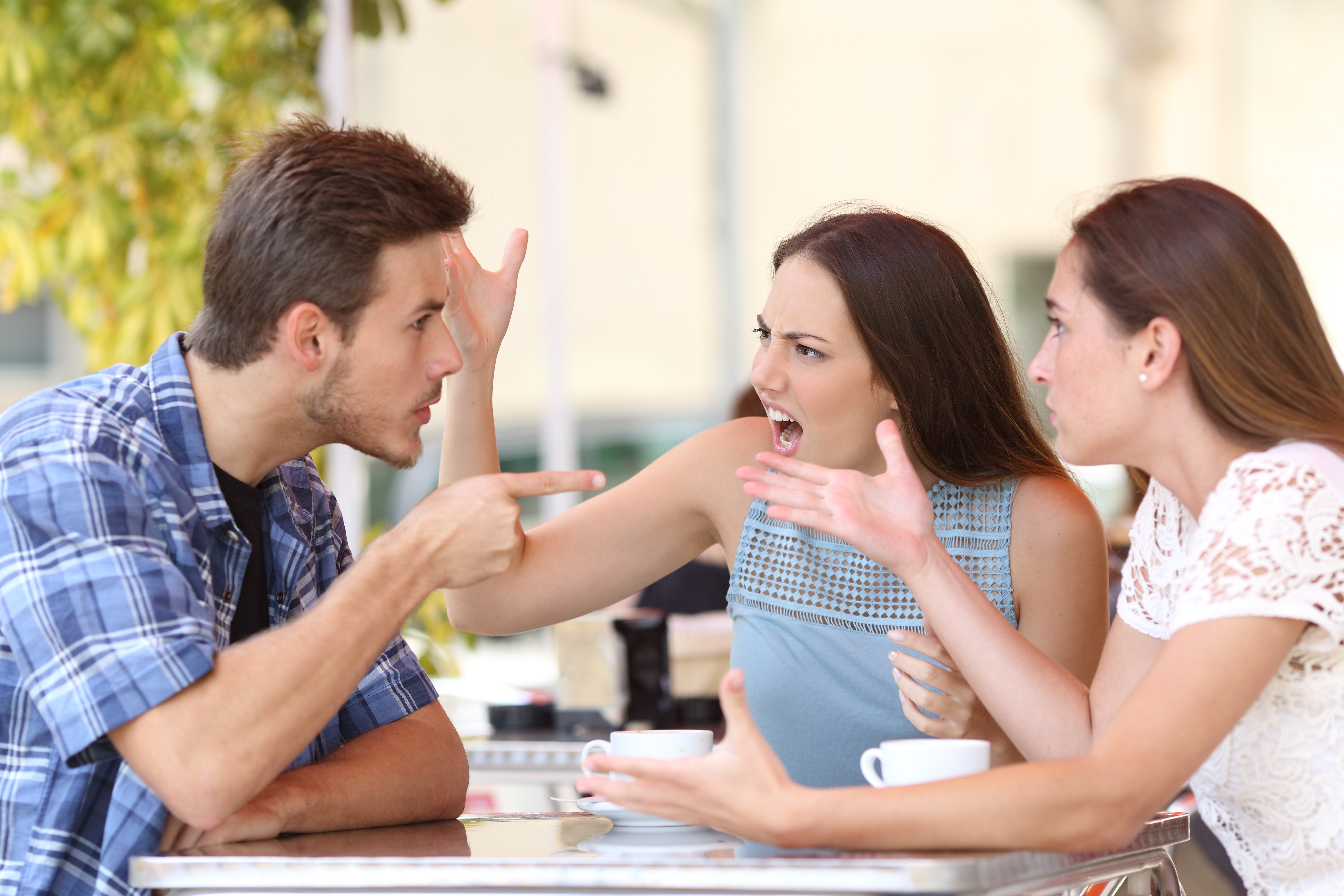 Un groupe de trois personnes en pleine discussion | Source : Shutterstock