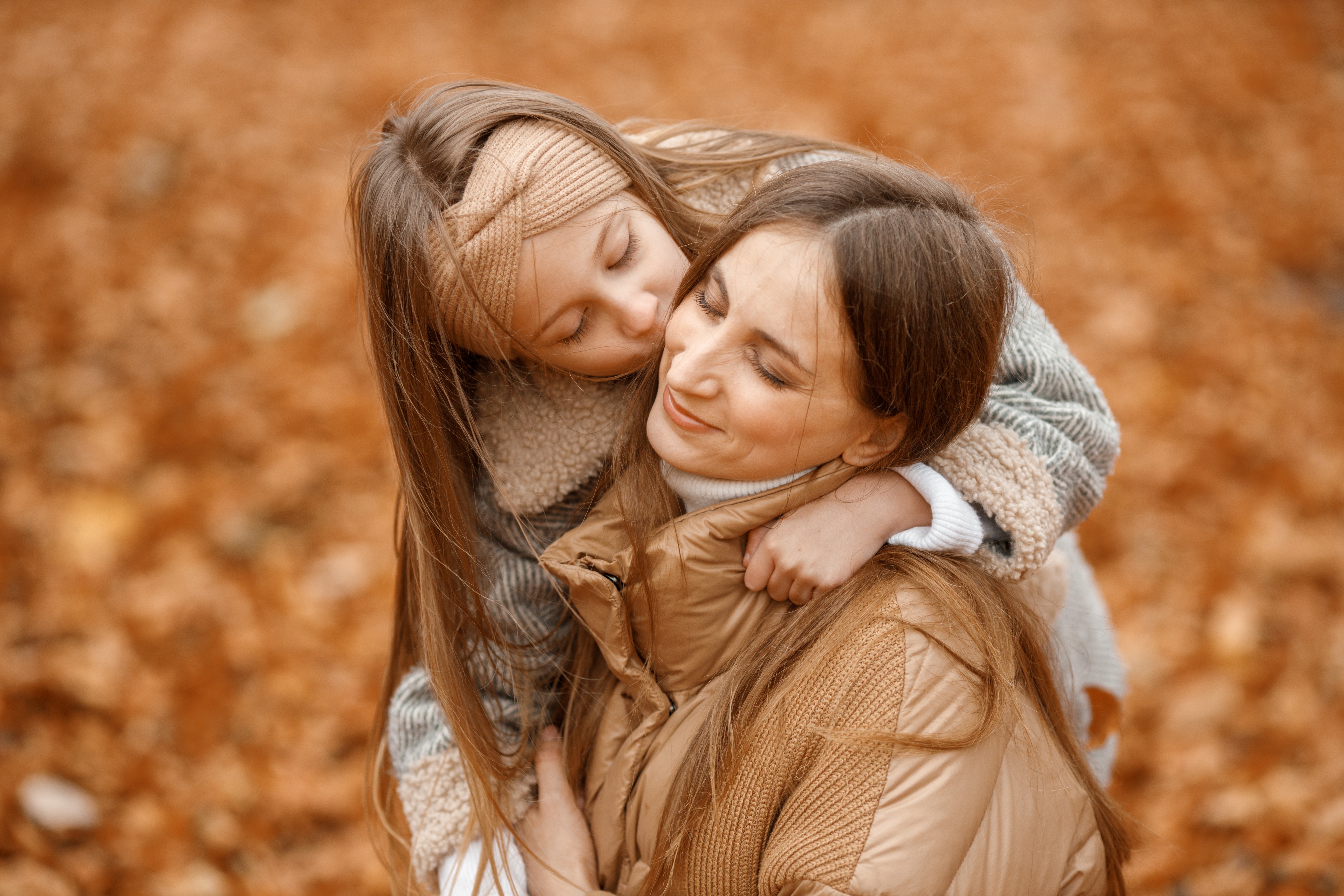 Une fille embrassant sa mère | Source : Freepik