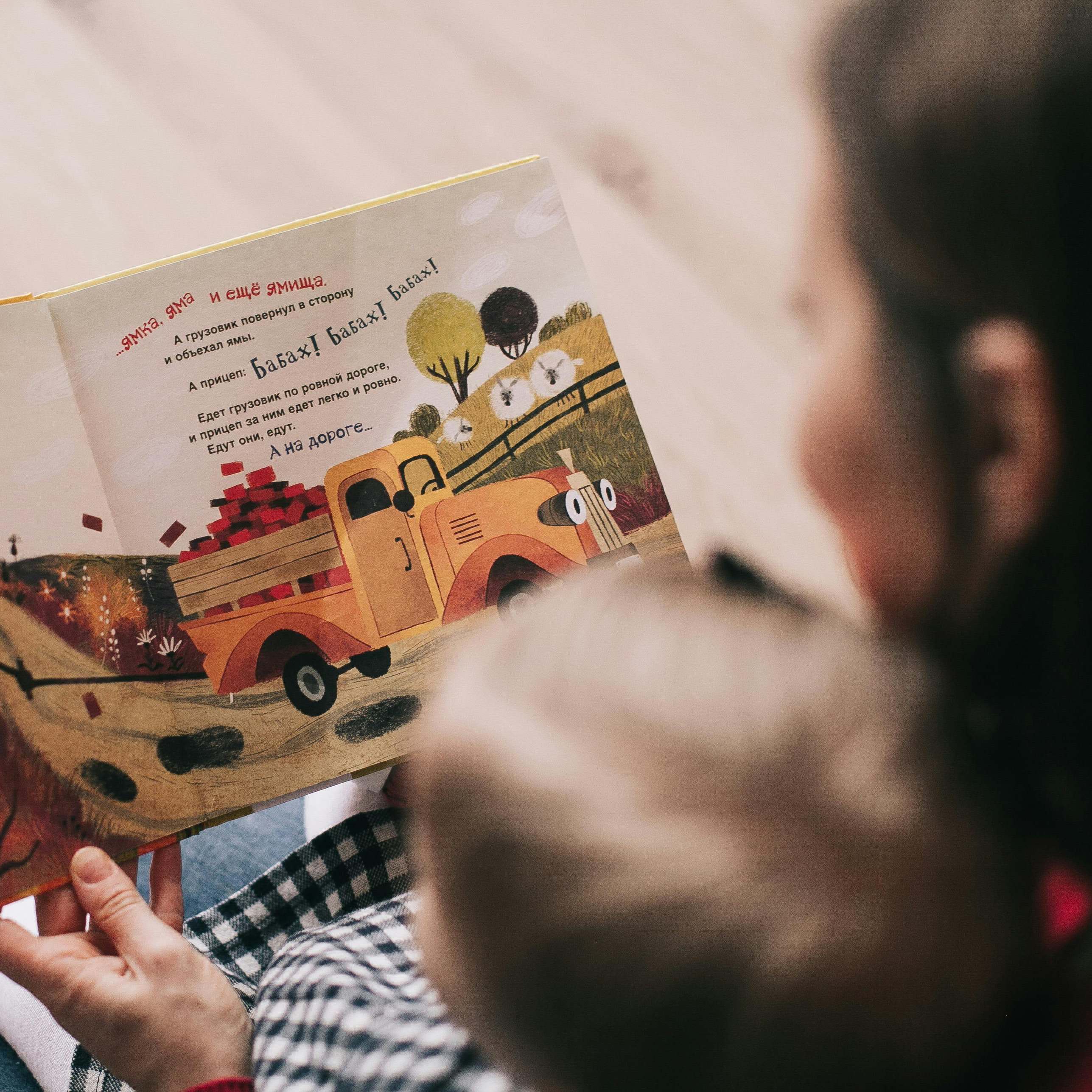 Une jeune femme faisant la lecture à un enfant | Source : Pexels