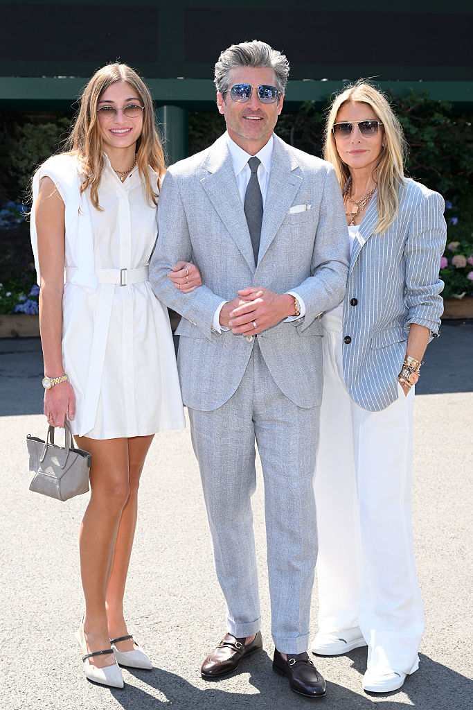 Talula Fyfe Dempsey, Patrick Dempsey et Jillian Fink assistent à la quatorzième journée du tournoi de tennis de Wimbledon au All England Lawn Tennis and Croquet Club, le 13 juillet 2025 à Londres, en Angleterre I Source : Getty Images