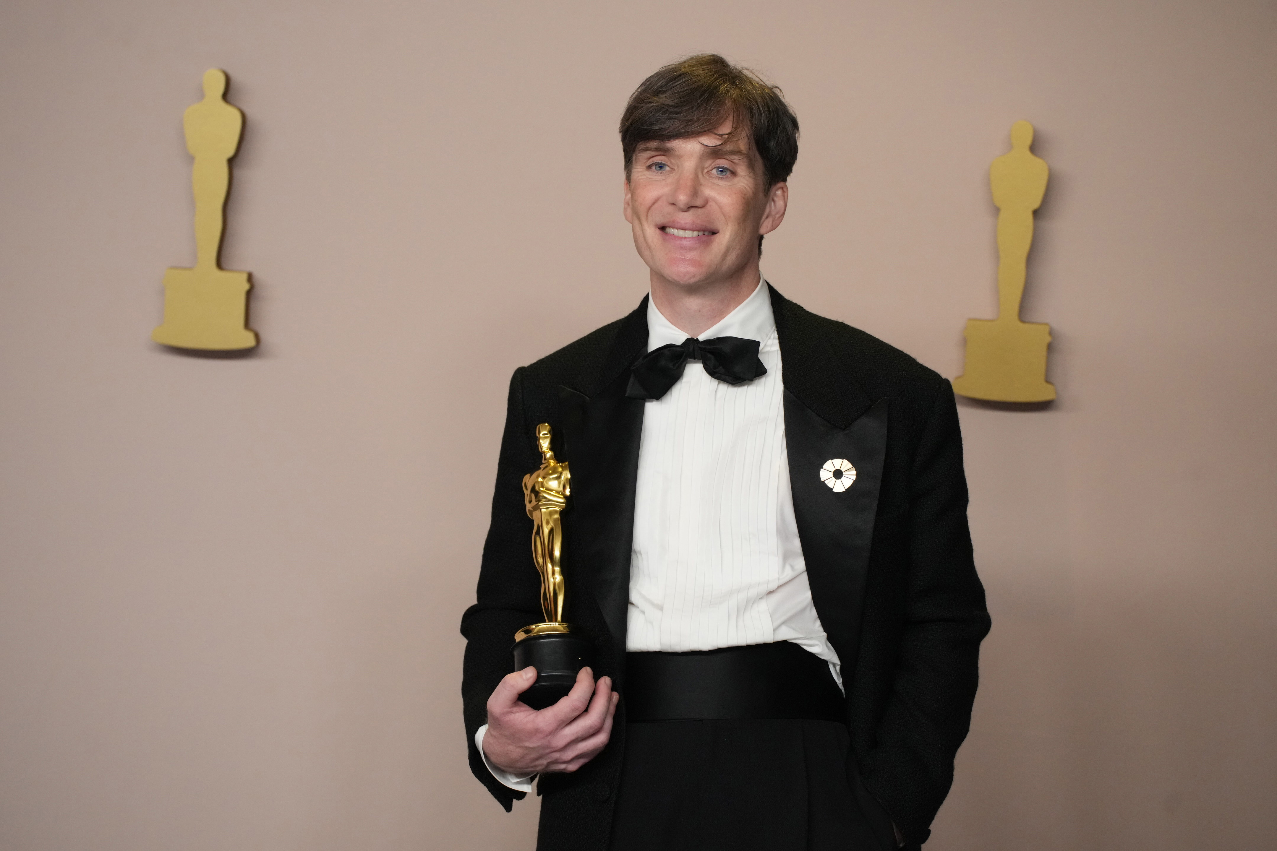 Cillian Murphy, lauréat du prix du meilleur acteur dans un rôle principal pour "Oppenheimer", sur scène dans la salle de presse lors de la 96e cérémonie annuelle des Oscars, le 10 mars 2024 à Hollywood, Californie | Source : Getty Images