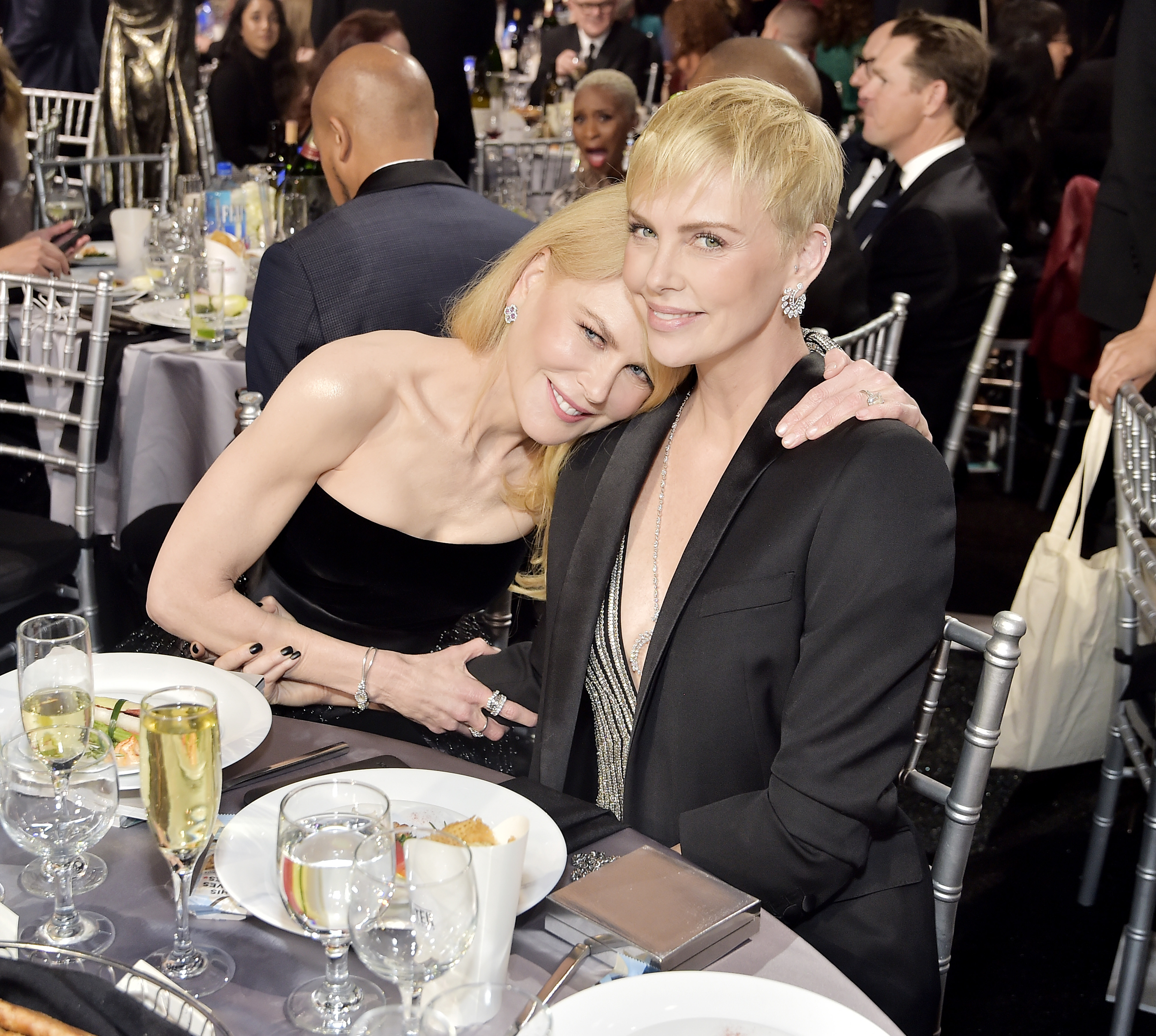 Nicole Kidman et Charlize Theron lors de la 25e édition des Critics' Choice Awards à Santa Monica, en Californie, le 12 janvier 2020. | Source : Getty Images