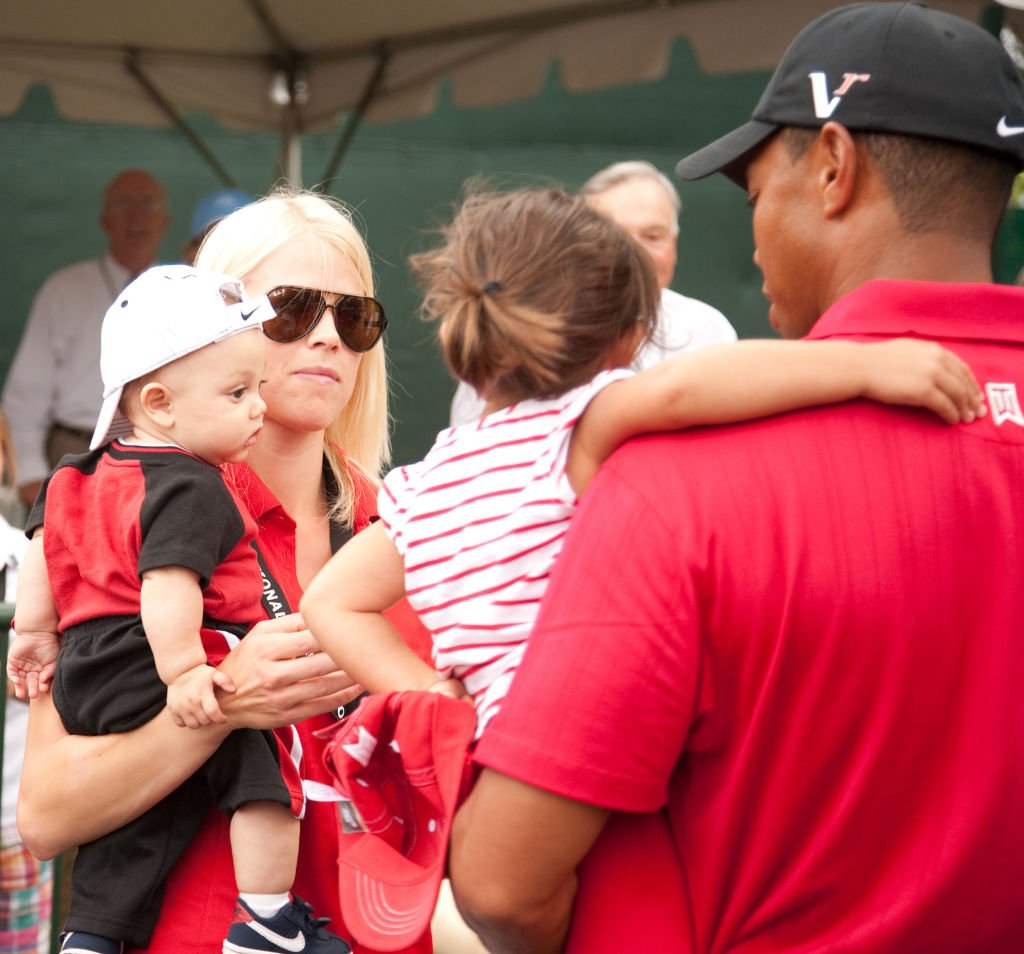 Elin Nordegren tient son fils Charlie tandis que Tiger Woods tient sa fille Sam au Congressional Country Club à Bethesda, Maryland, le 5 juillet 2009. | Source : Getty Images