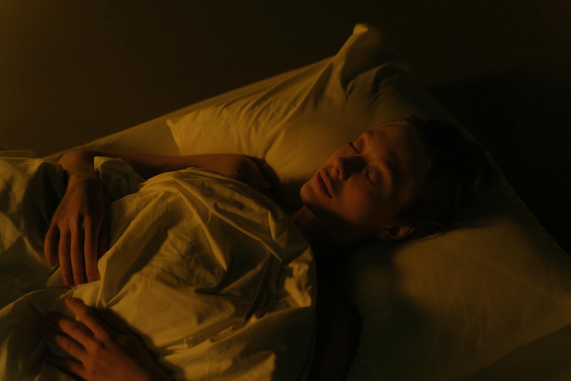 Une femme allongée dans son lit la nuit | Source : Pexels