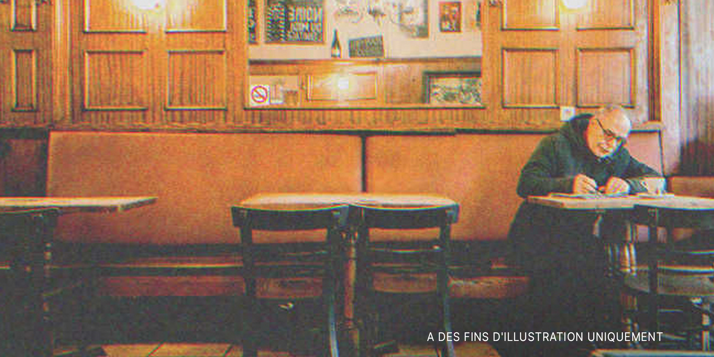 Un vieil homme dans un café | Source : Shutterstock