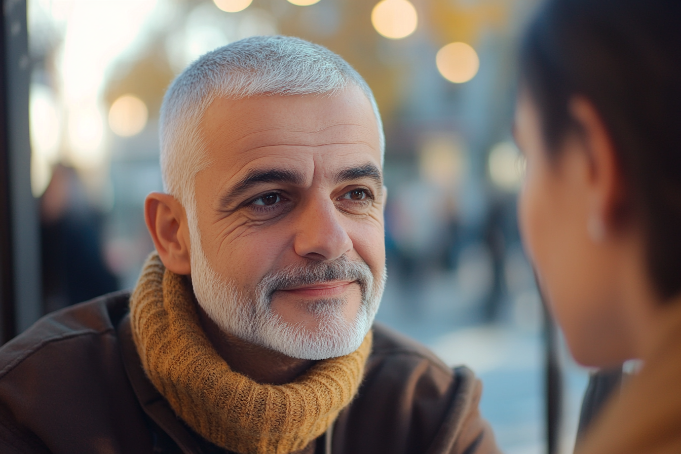 Un homme parle à une femme plus jeune | Source : Midjourney