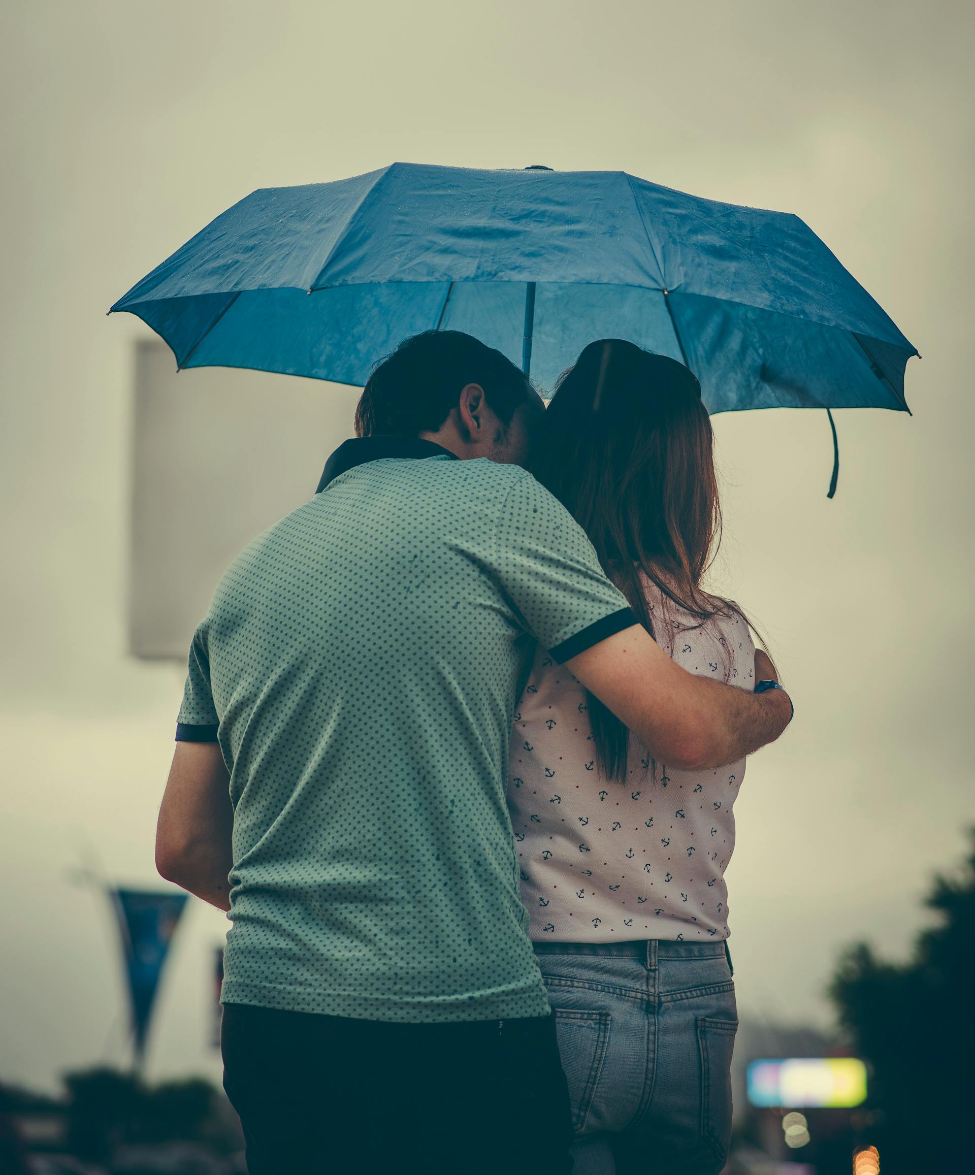 Un couple debout sous un parapluie | Source : Pexels