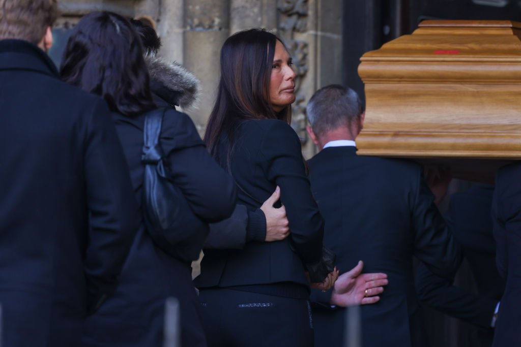 Nathalie Marquay-Pernaut bouleversée lors des obsèques de son mari | photo : Getty Images