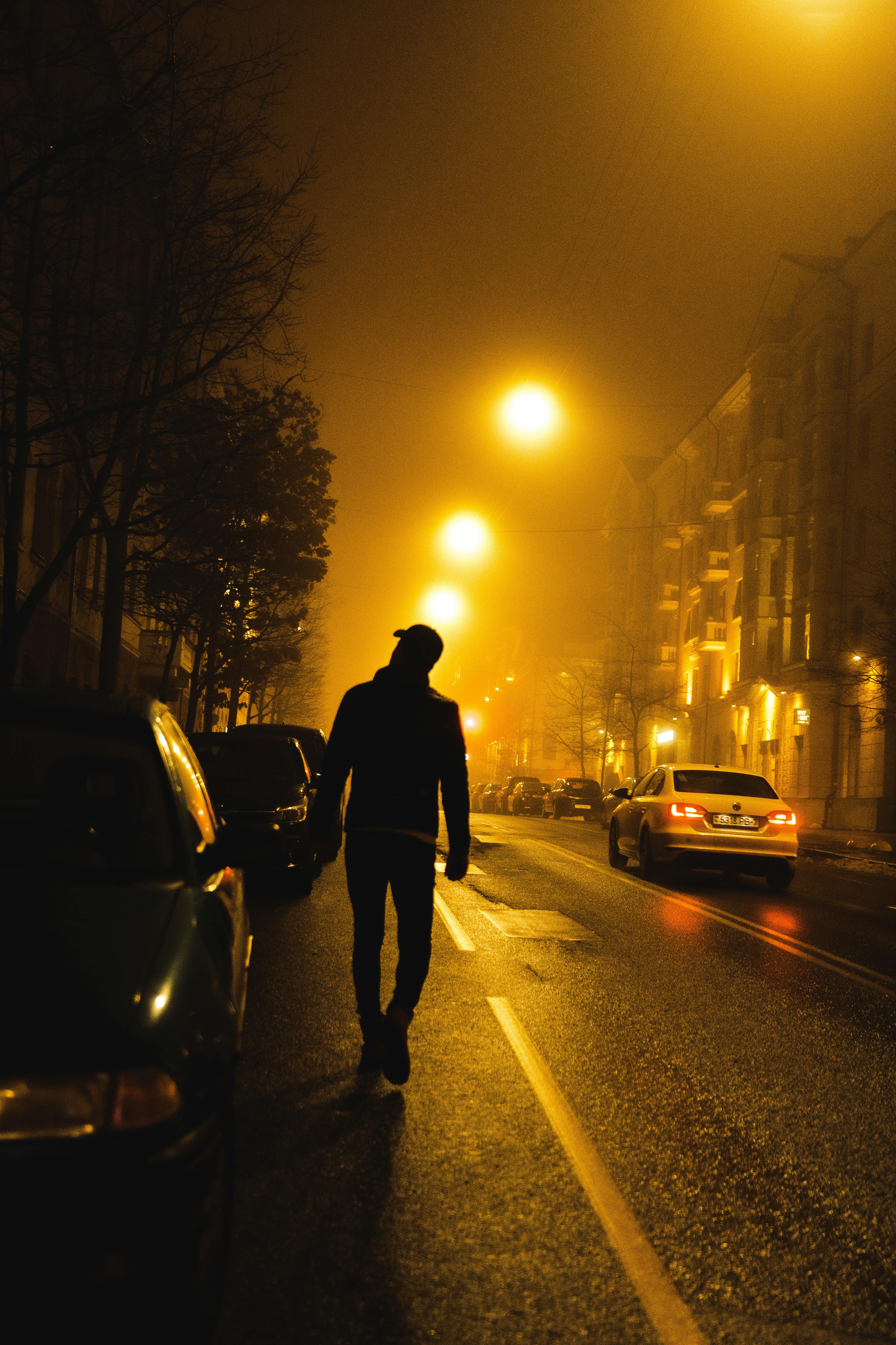 Un homme marchant sur le trottoir pendant la nuit | Source : Pexels