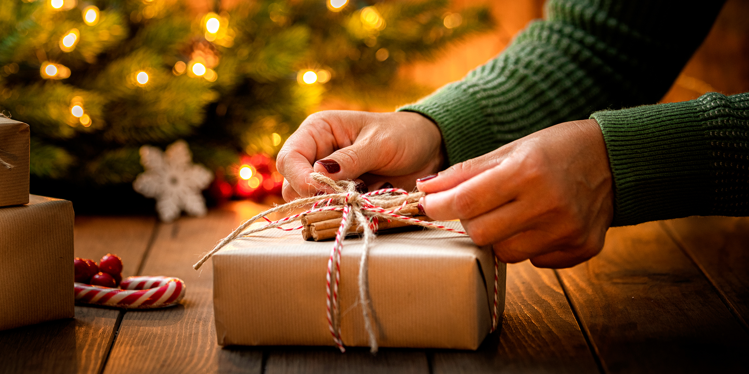 Une femme emballant un cadeau de Noël | Source : Getty Images